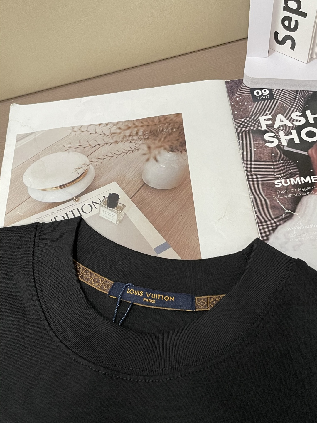 Lv 25s秋冬最新款圆领打底套头T恤 面料采用优质精梳棉，入手便知非常柔软，上身亲肤感 极好！舒适透气