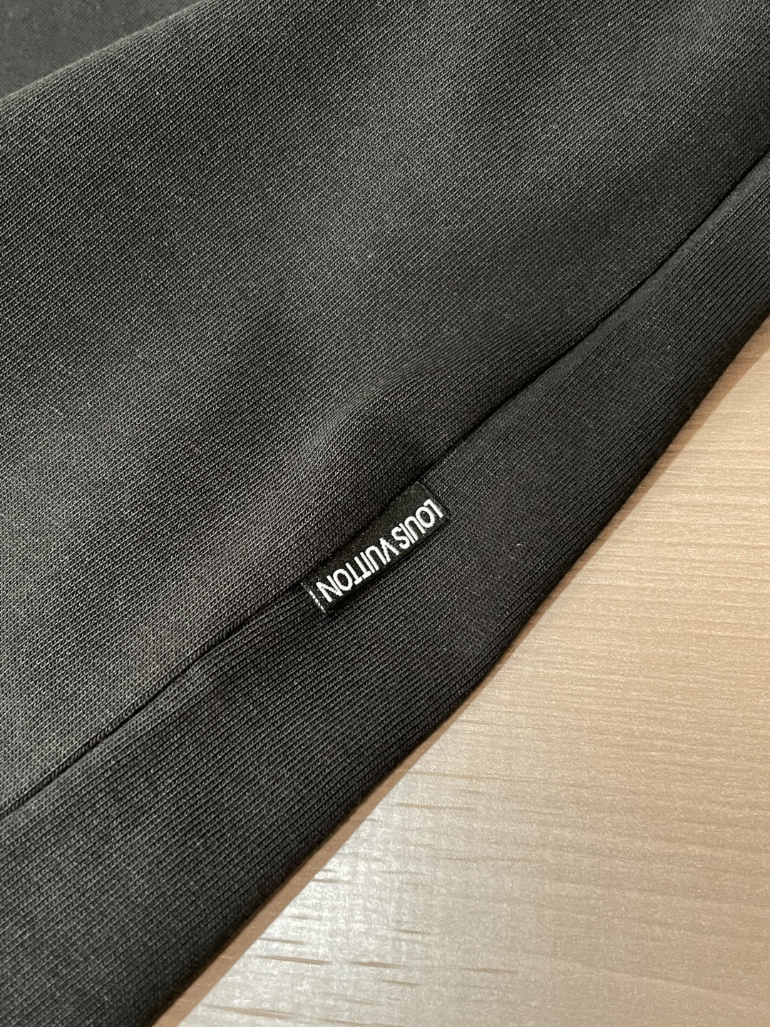 Lv 25s秋冬最新款圆领打底套头T恤 面料采用优质精梳棉，入手便知非常柔软，上身亲肤感 极好！舒适透气