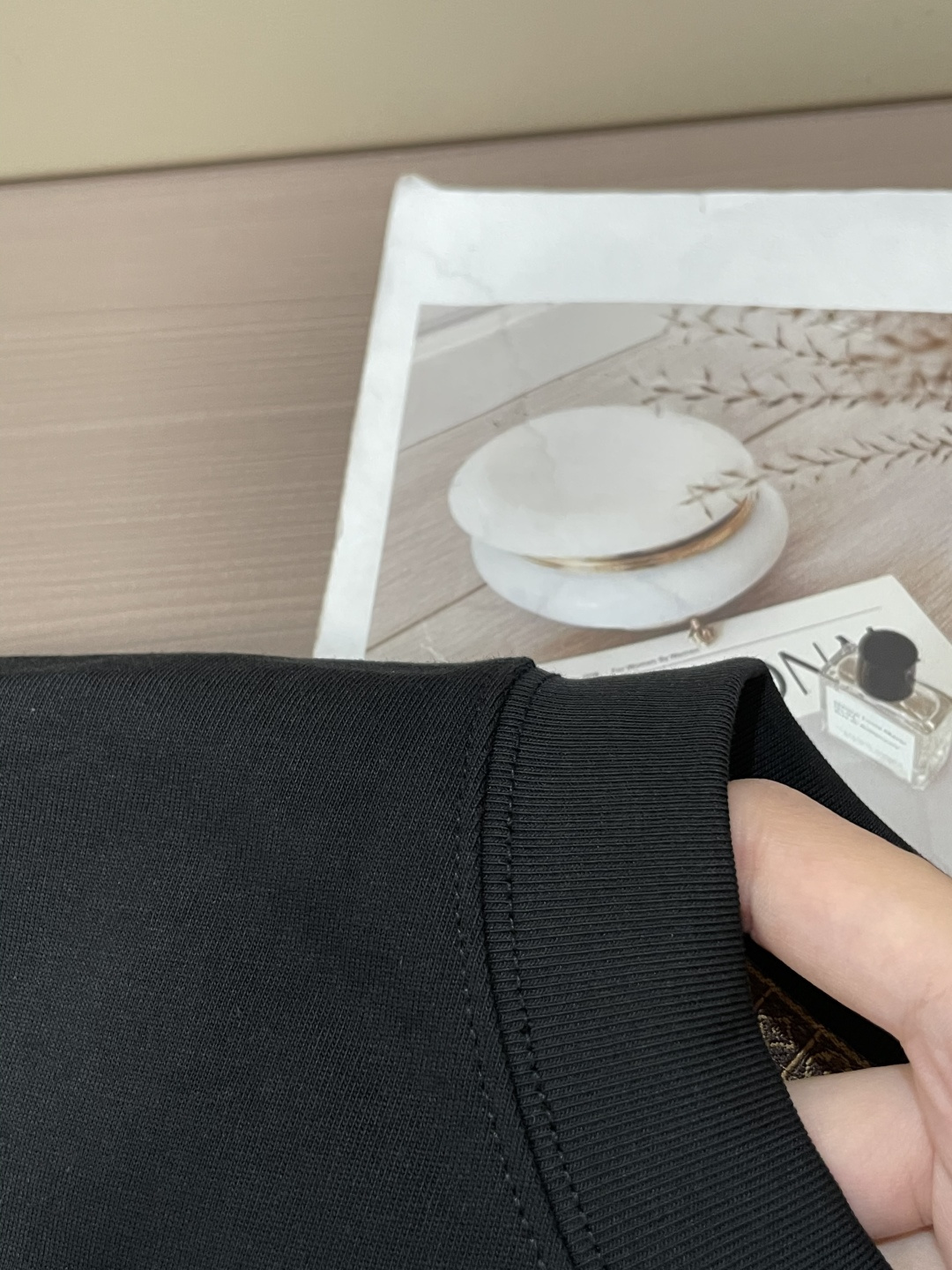 Lv 25s秋冬最新款圆领打底套头T恤 面料采用优质精梳棉，入手便知非常柔软，上身亲肤感 极好！舒适透气