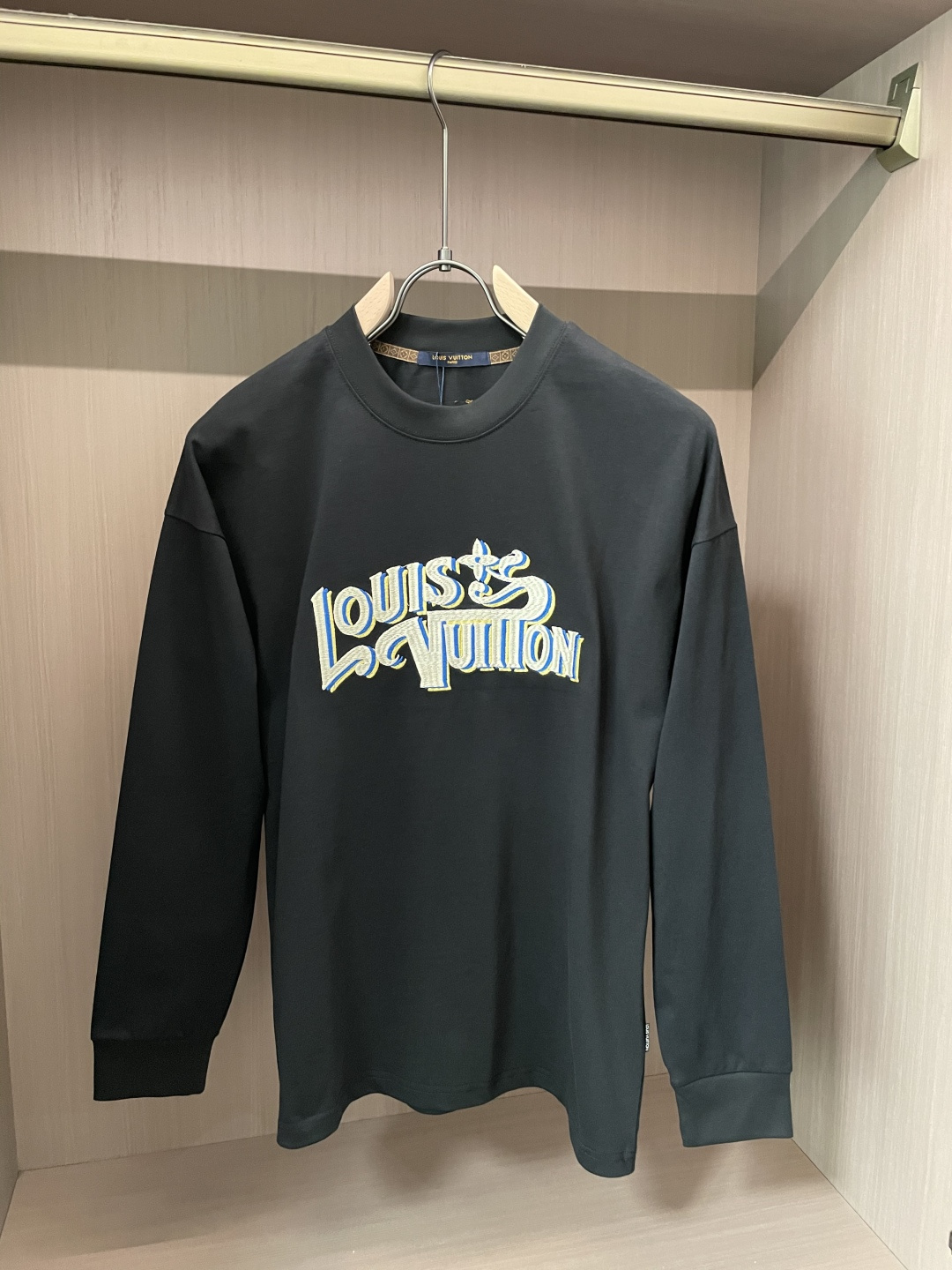 Lv 25s秋冬最新款圆领打底套头T恤 面料采用优质精梳棉，入手便知非常柔软，上身亲肤感 极好！舒适透气