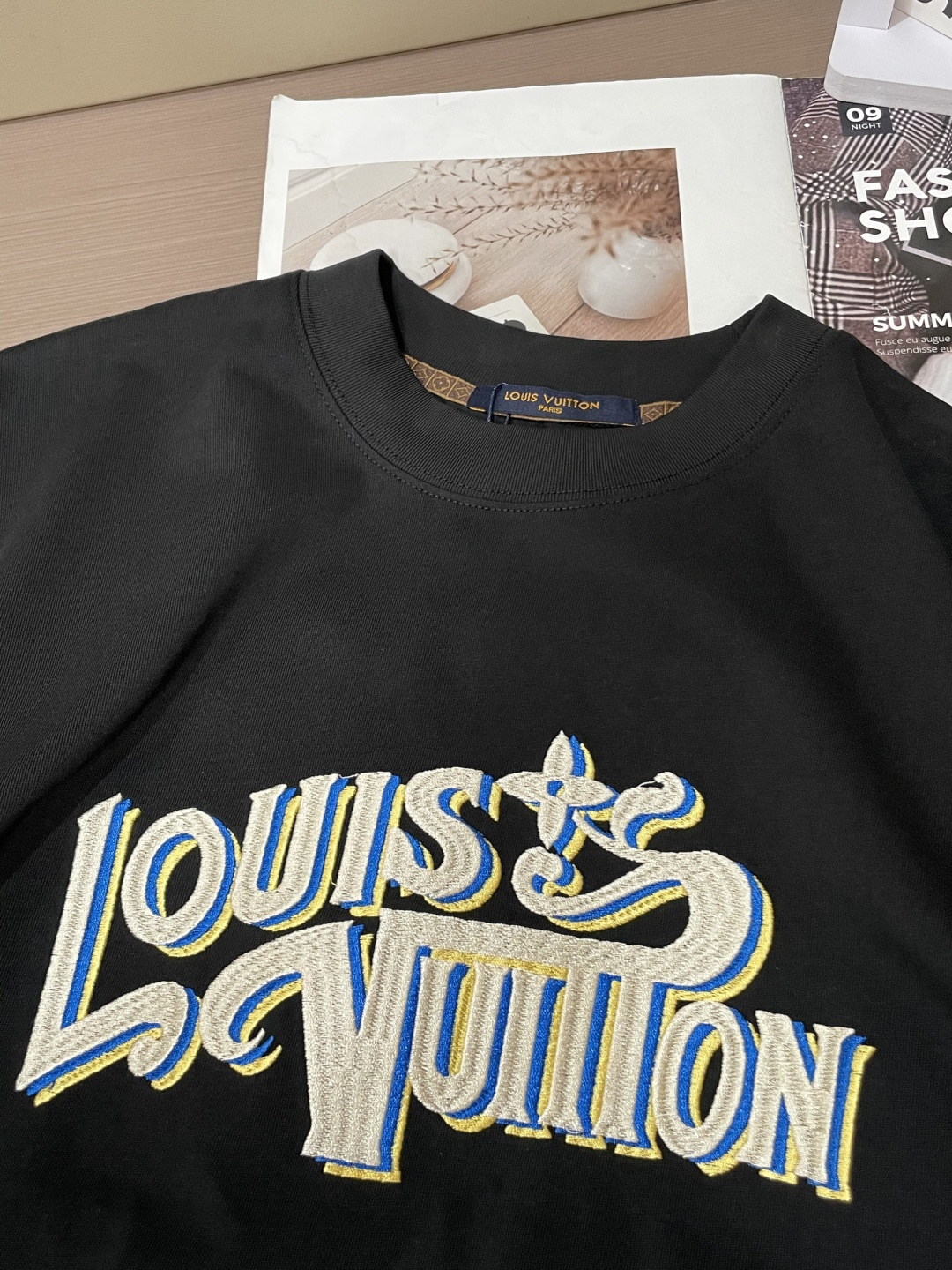 Lv 25s秋冬最新款圆领打底套头T恤 面料采用优质精梳棉，入手便知非常柔软，上身亲肤感 极好！舒适透气