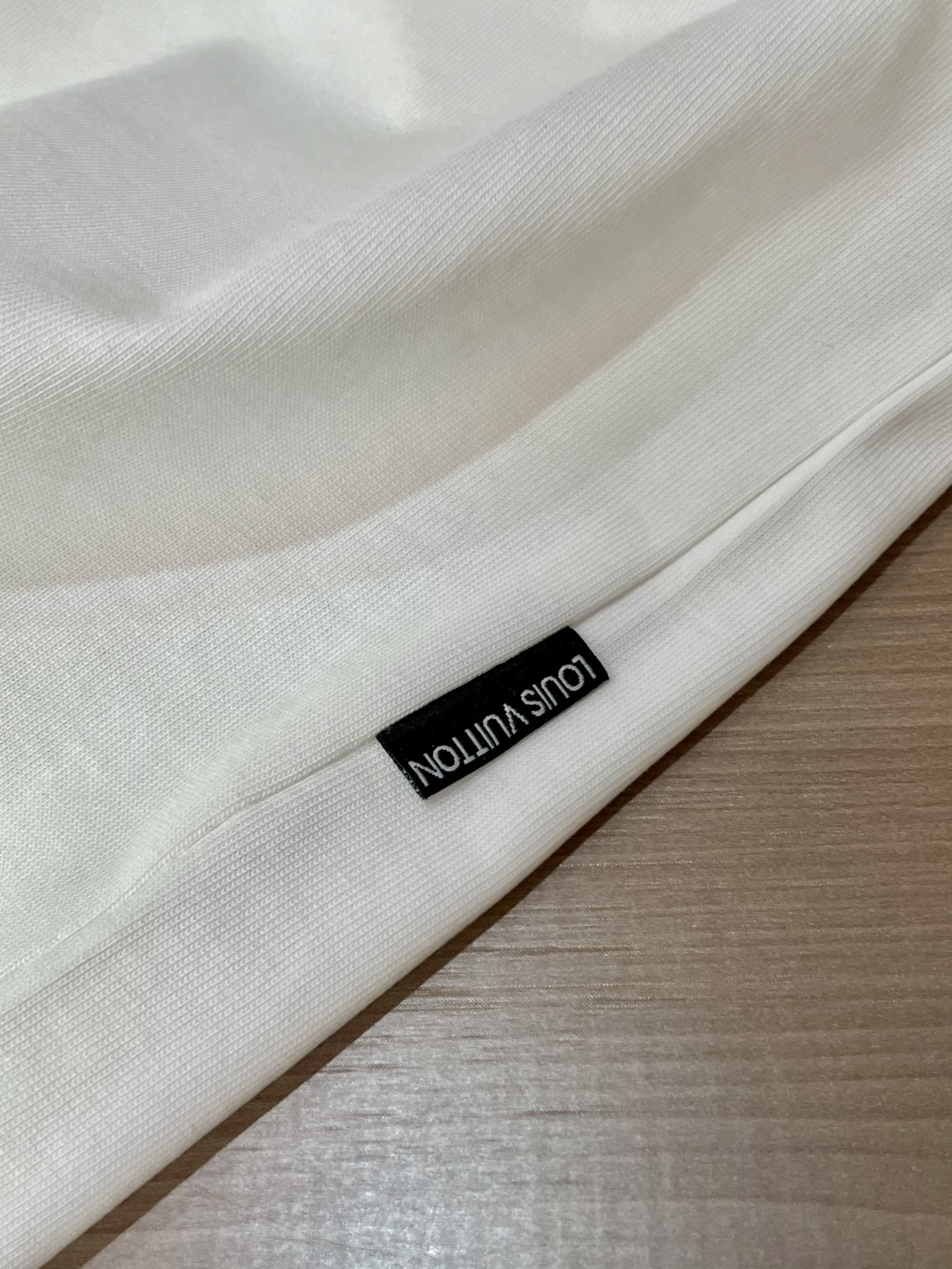 Lv 25s秋冬最新款圆领打底套头T恤 面料采用优质精梳棉，入手便知非常柔软，上身亲肤感 极好！舒适透气