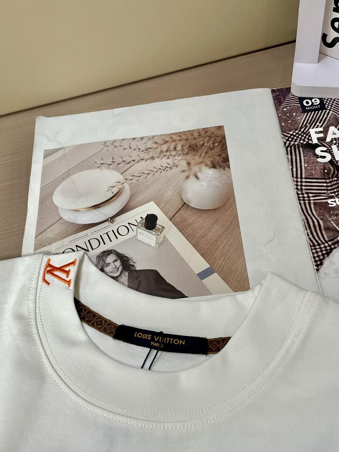 Lv 25s秋冬最新款圆领打底套头T恤 面料采用优质精梳棉，入手便知非常柔软，上身亲肤感 极好！舒适透气