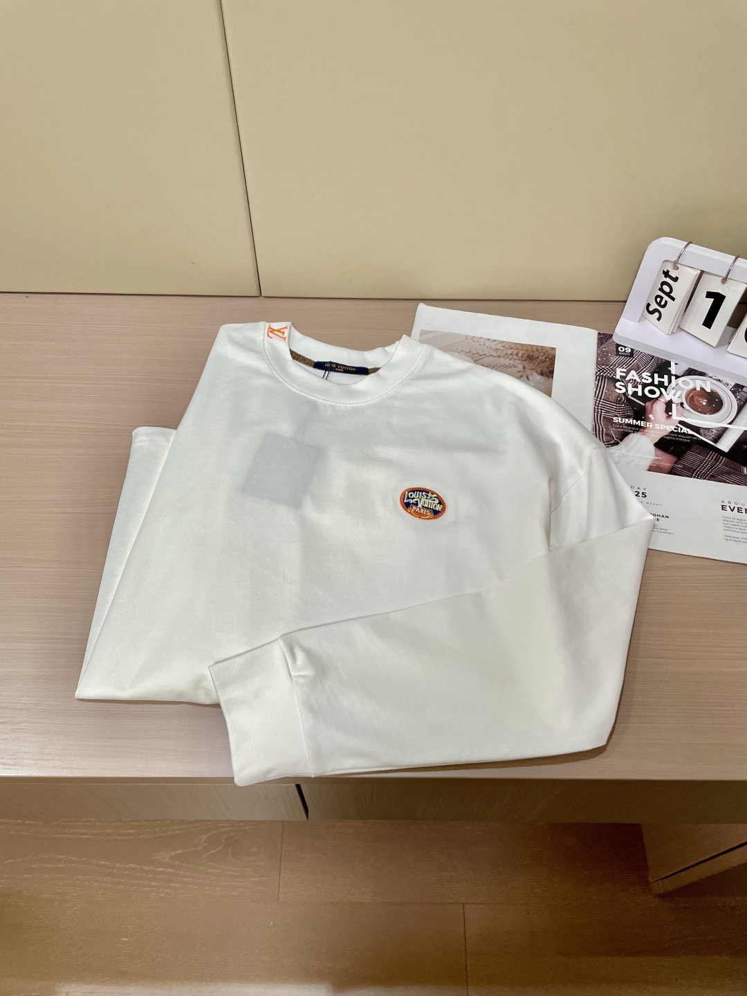 Lv 25s秋冬最新款圆领打底套头T恤 面料采用优质精梳棉，入手便知非常柔软，上身亲肤感 极好！舒适透气