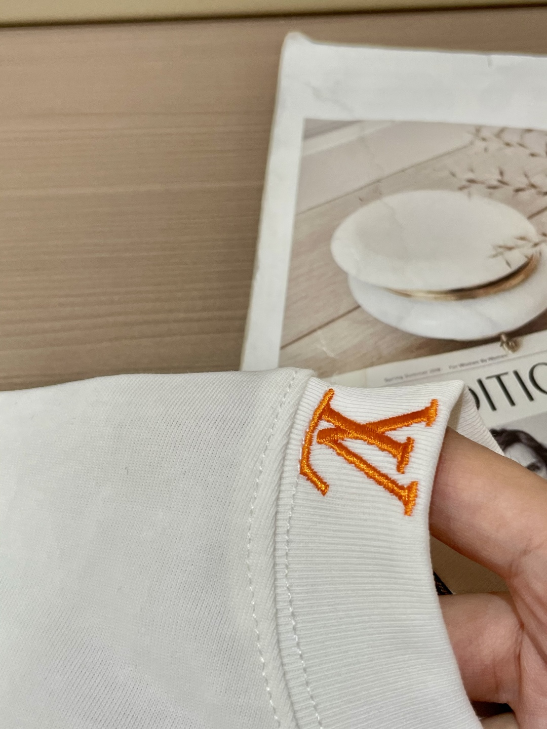 Lv 25s秋冬最新款圆领打底套头T恤 面料采用优质精梳棉，入手便知非常柔软，上身亲肤感 极好！舒适透气