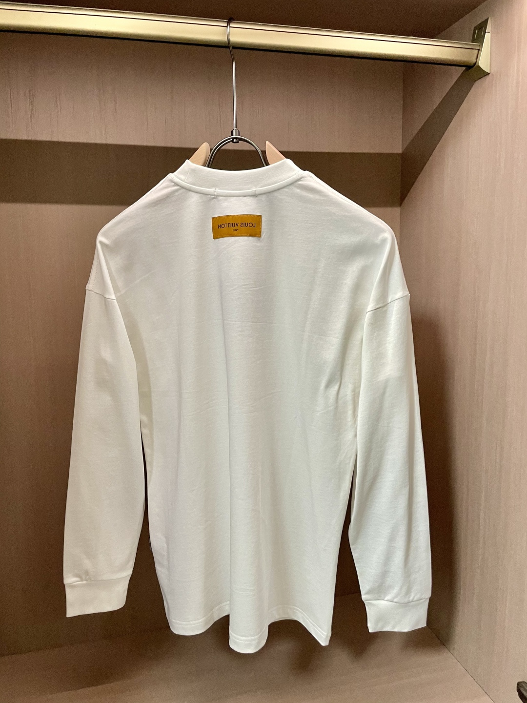 Lv 25s秋冬最新款圆领打底套头T恤 面料采用优质精梳棉，入手便知非常柔软，上身亲肤感 极好！舒适透气