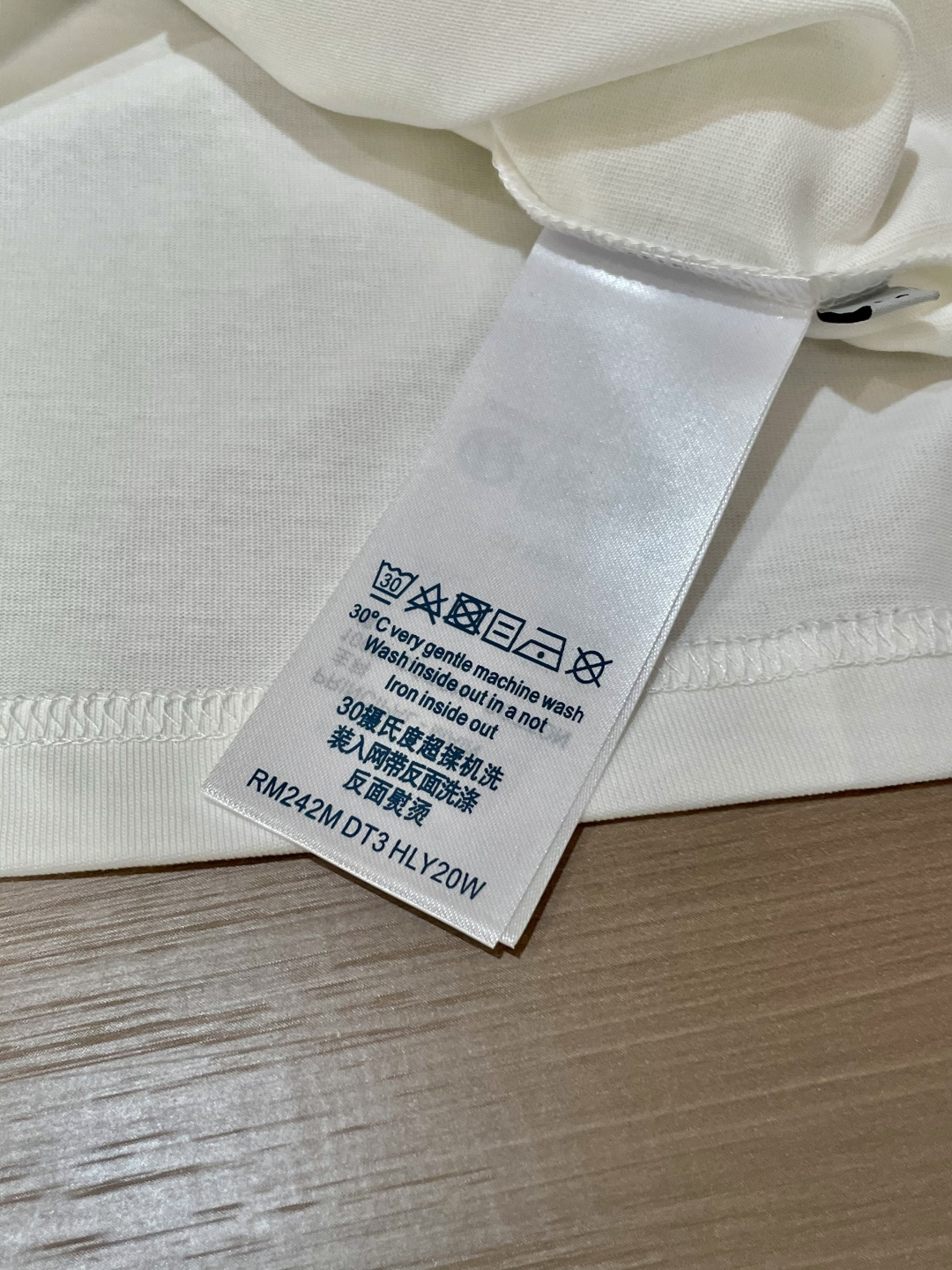 Lv 25s秋冬最新款圆领打底套头T恤 面料采用优质精梳棉，入手便知非常柔软，上身亲肤感 极好！舒适透气