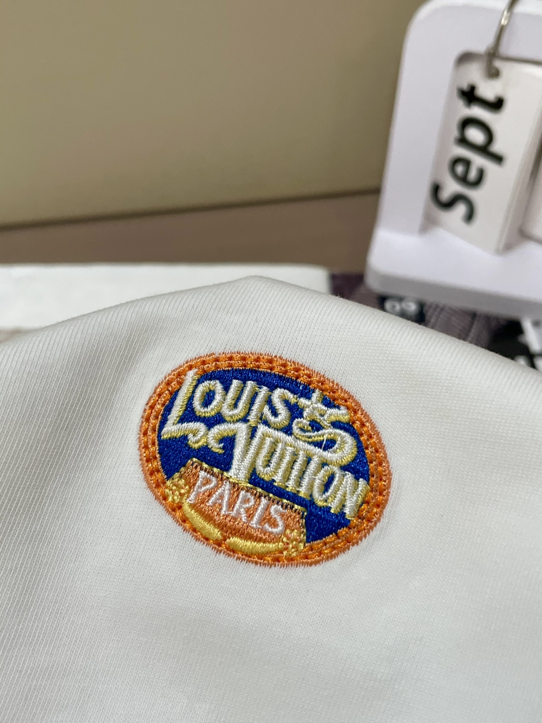 Lv 25s秋冬最新款圆领打底套头T恤 面料采用优质精梳棉，入手便知非常柔软，上身亲肤感 极好！舒适透气