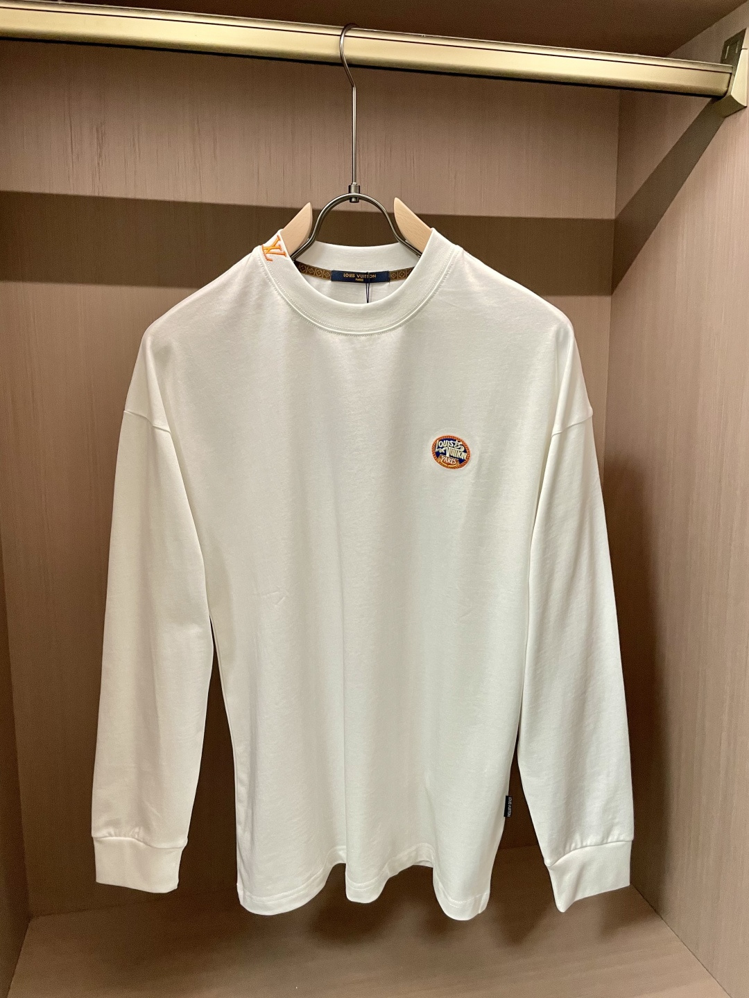 Lv 25s秋冬最新款圆领打底套头T恤 面料采用优质精梳棉，入手便知非常柔软，上身亲肤感 极好！舒适透气