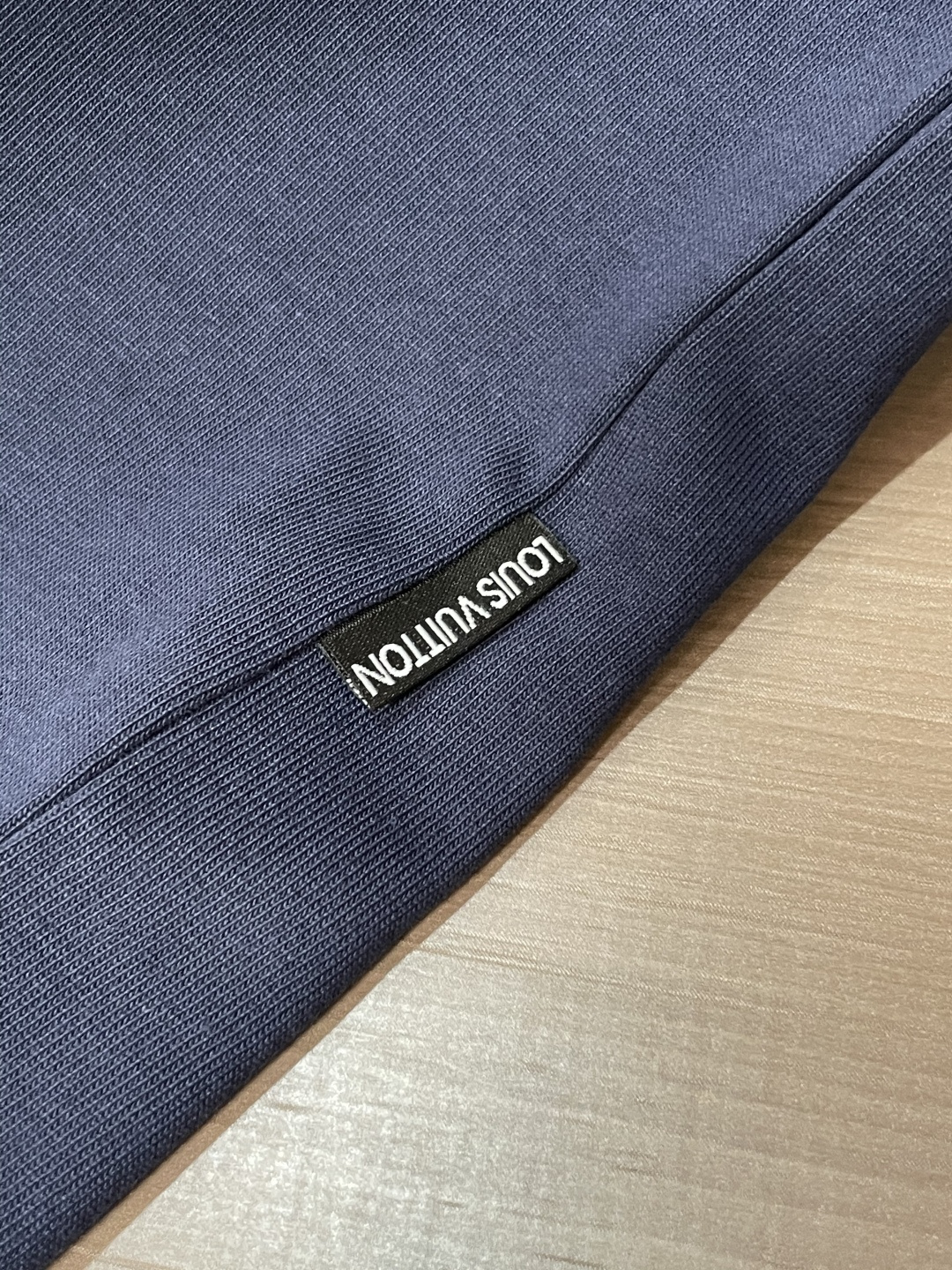 Lv 25s秋冬最新款圆领打底套头T恤 面料采用优质精梳棉，入手便知非常柔软，上身亲肤感 极好！舒适透气