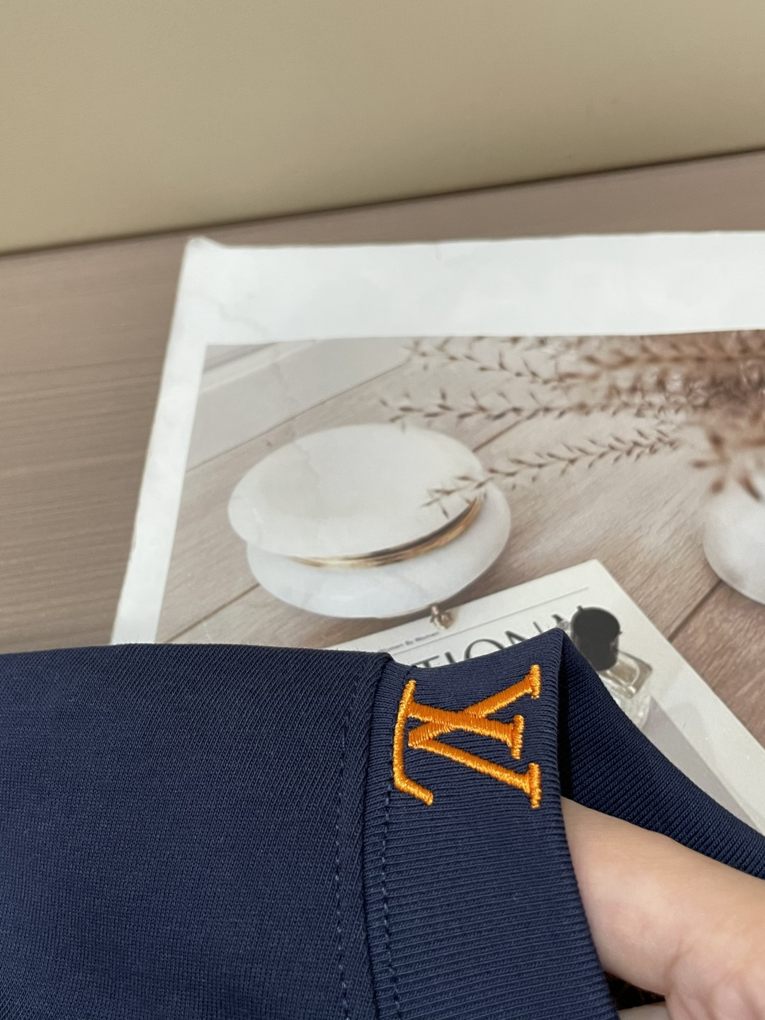 Lv 25s秋冬最新款圆领打底套头T恤 面料采用优质精梳棉，入手便知非常柔软，上身亲肤感 极好！舒适透气