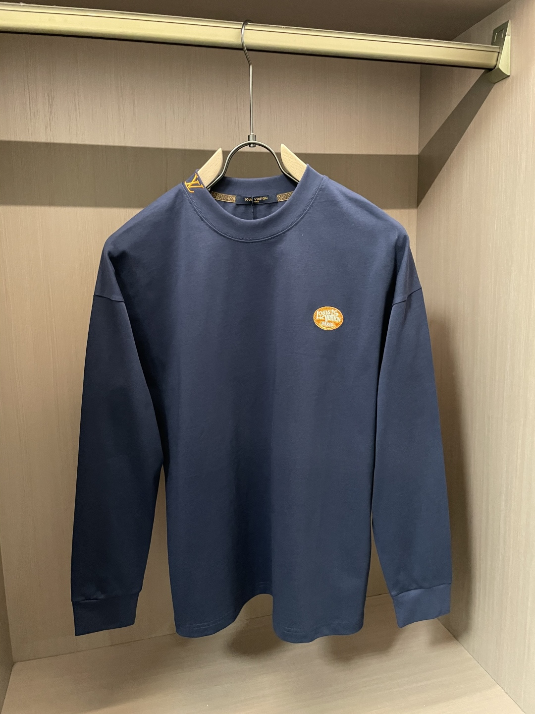 Lv 25s秋冬最新款圆领打底套头T恤 面料采用优质精梳棉，入手便知非常柔软，上身亲肤感 极好！舒适透气