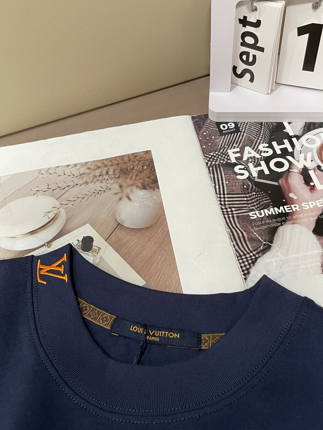 Lv 25s秋冬最新款圆领打底套头T恤 面料采用优质精梳棉，入手便知非常柔软，上身亲肤感 极好！舒适透气