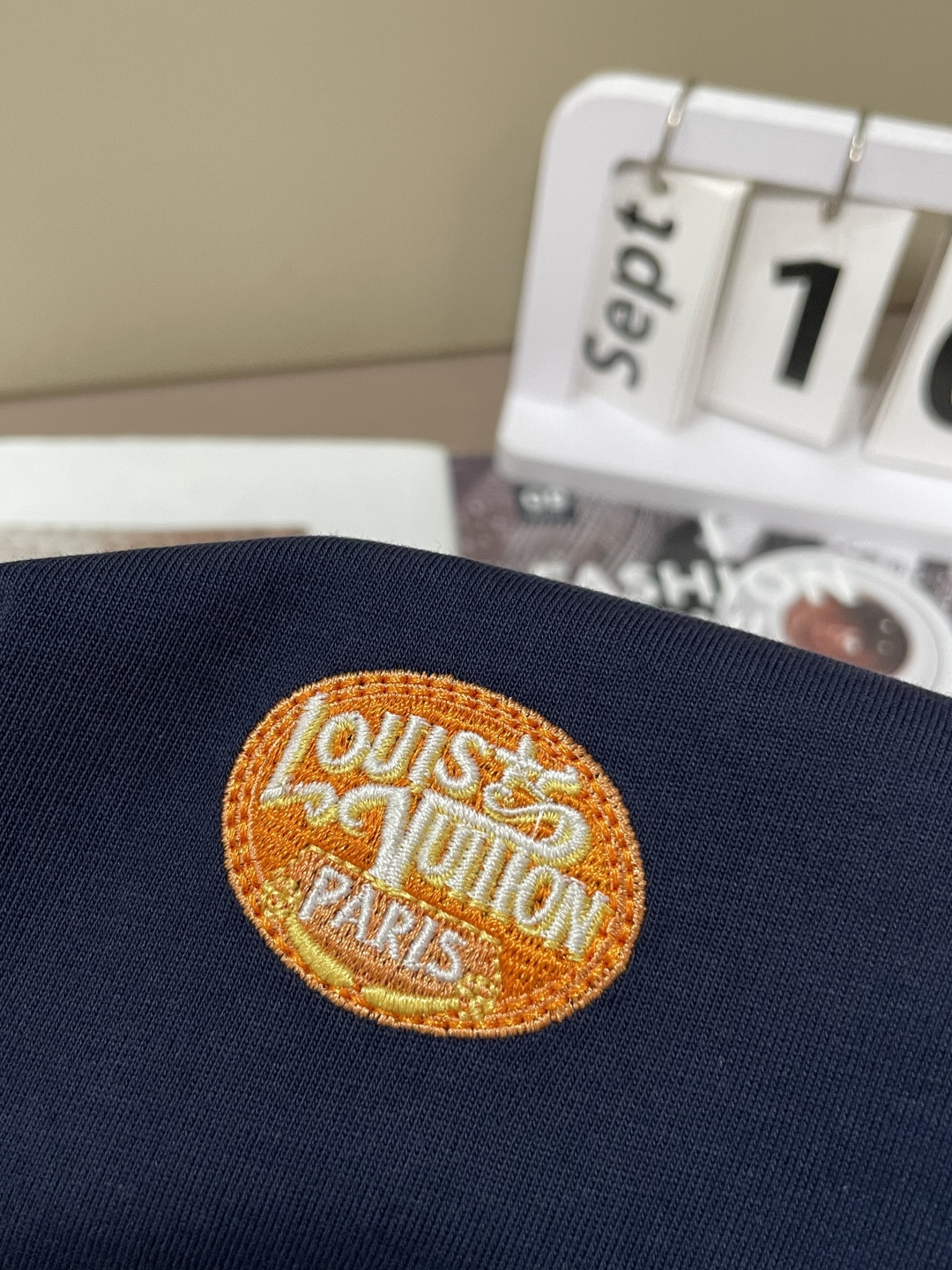 Lv 25s秋冬最新款圆领打底套头T恤 面料采用优质精梳棉，入手便知非常柔软，上身亲肤感 极好！舒适透气