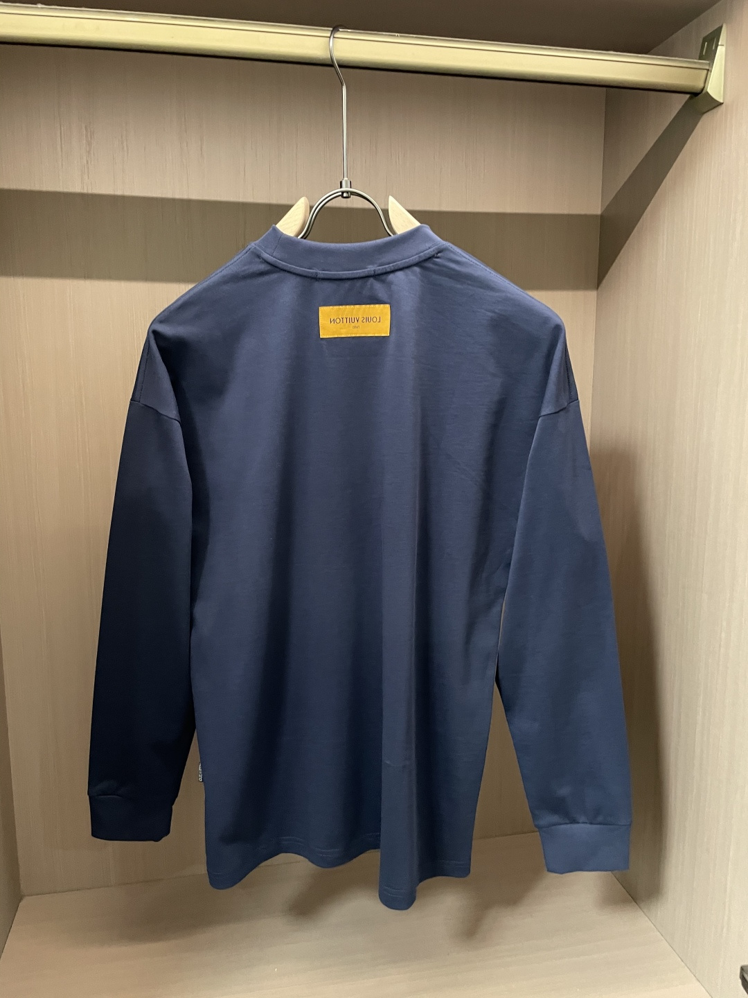 Lv 25s秋冬最新款圆领打底套头T恤 面料采用优质精梳棉，入手便知非常柔软，上身亲肤感 极好！舒适透气