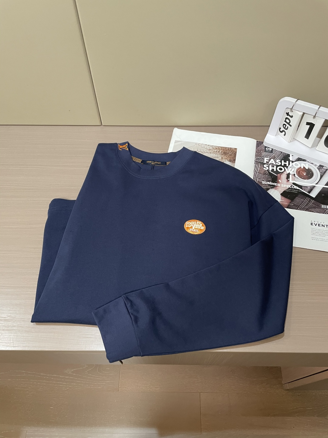 Lv 25s秋冬最新款圆领打底套头T恤 面料采用优质精梳棉，入手便知非常柔软，上身亲肤感 极好！舒适透气