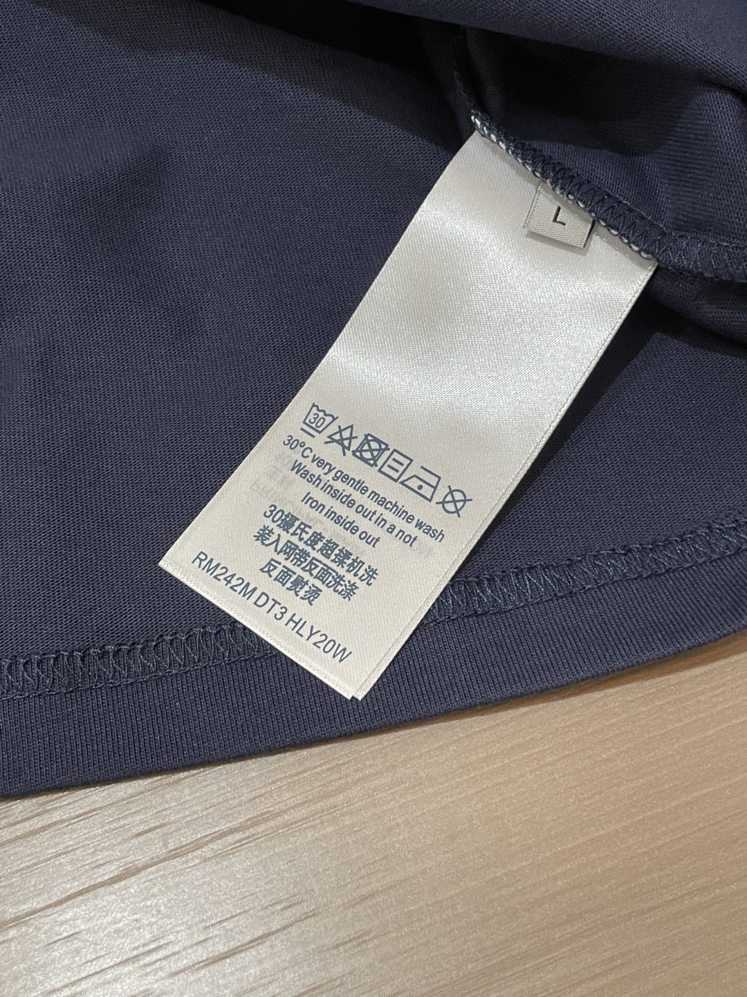 Lv 25s秋冬最新款圆领打底套头T恤 面料采用优质精梳棉，入手便知非常柔软，上身亲肤感 极好！舒适透气