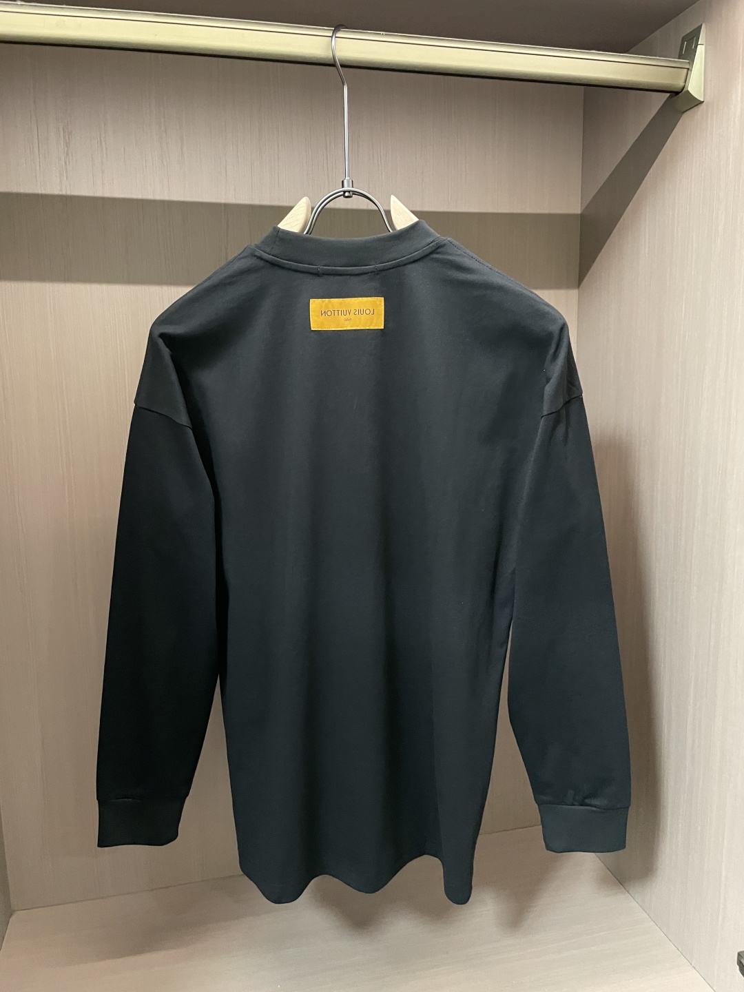 Lv 25s秋冬最新款圆领打底套头T恤 面料采用优质精梳棉，入手便知非常柔软，上身亲肤感 极好！舒适透气