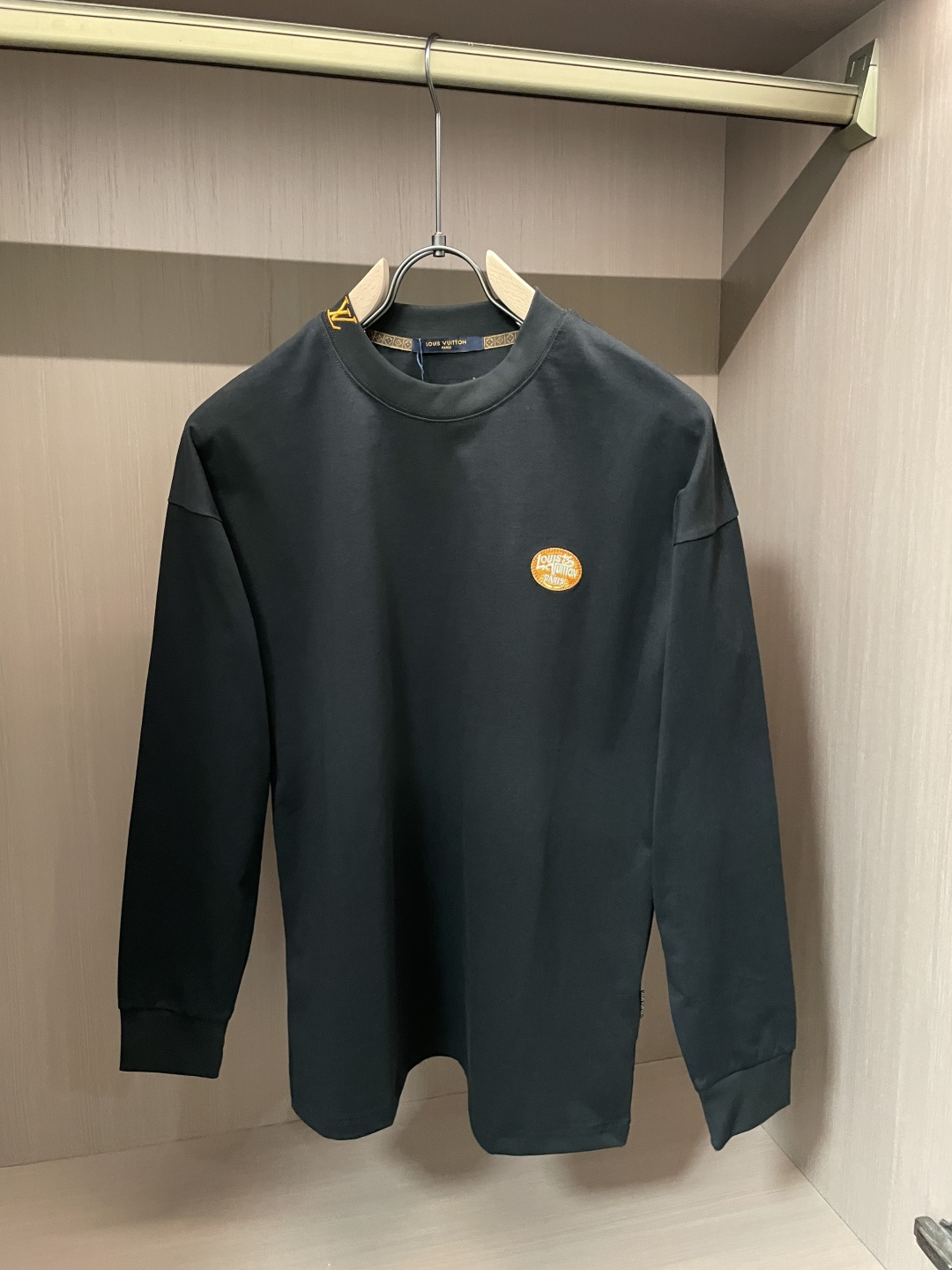 Lv 25s秋冬最新款圆领打底套头T恤 面料采用优质精梳棉，入手便知非常柔软，上身亲肤感 极好！舒适透气