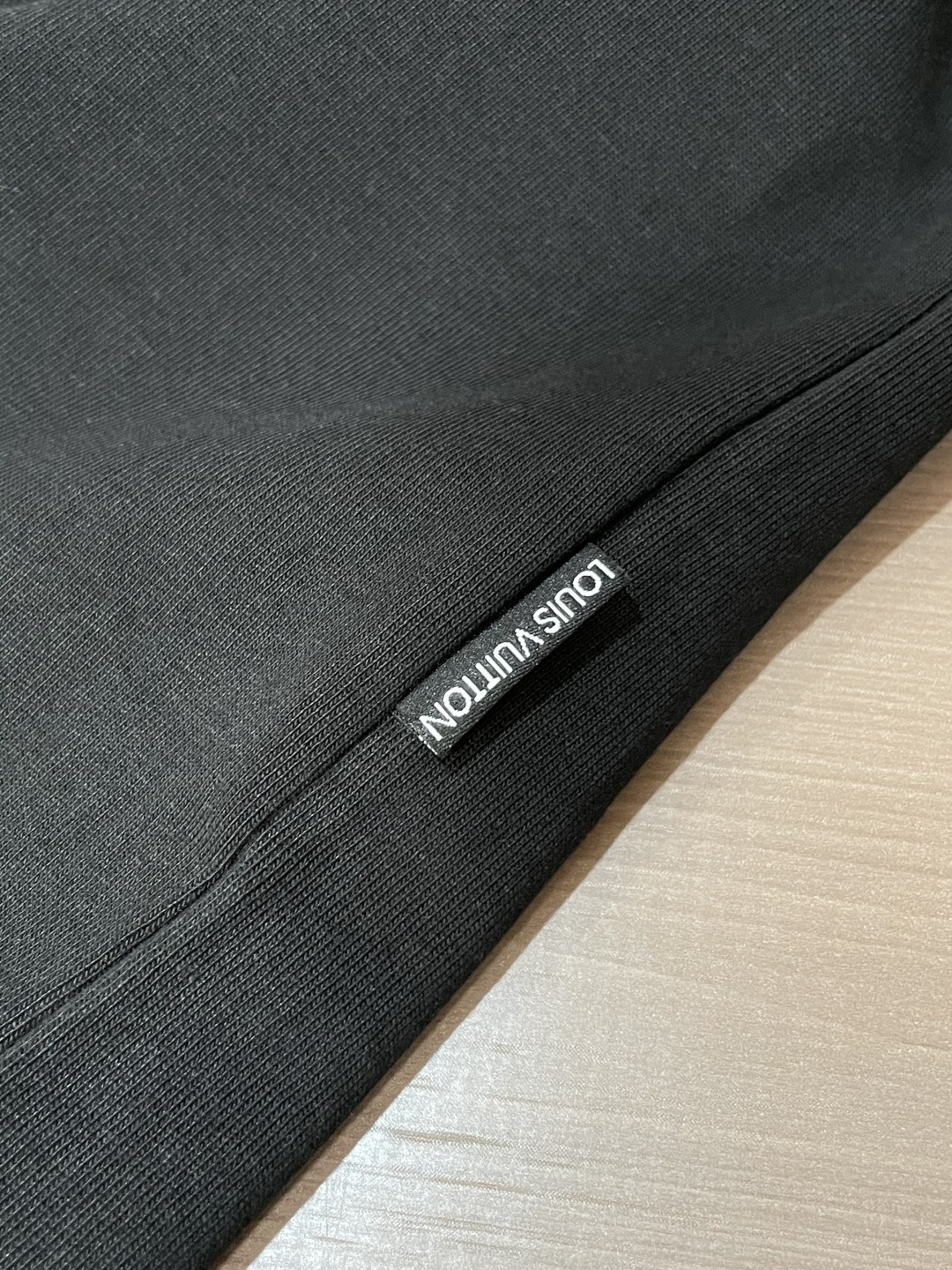 Lv 25s秋冬最新款圆领打底套头T恤 面料采用优质精梳棉，入手便知非常柔软，上身亲肤感 极好！舒适透气