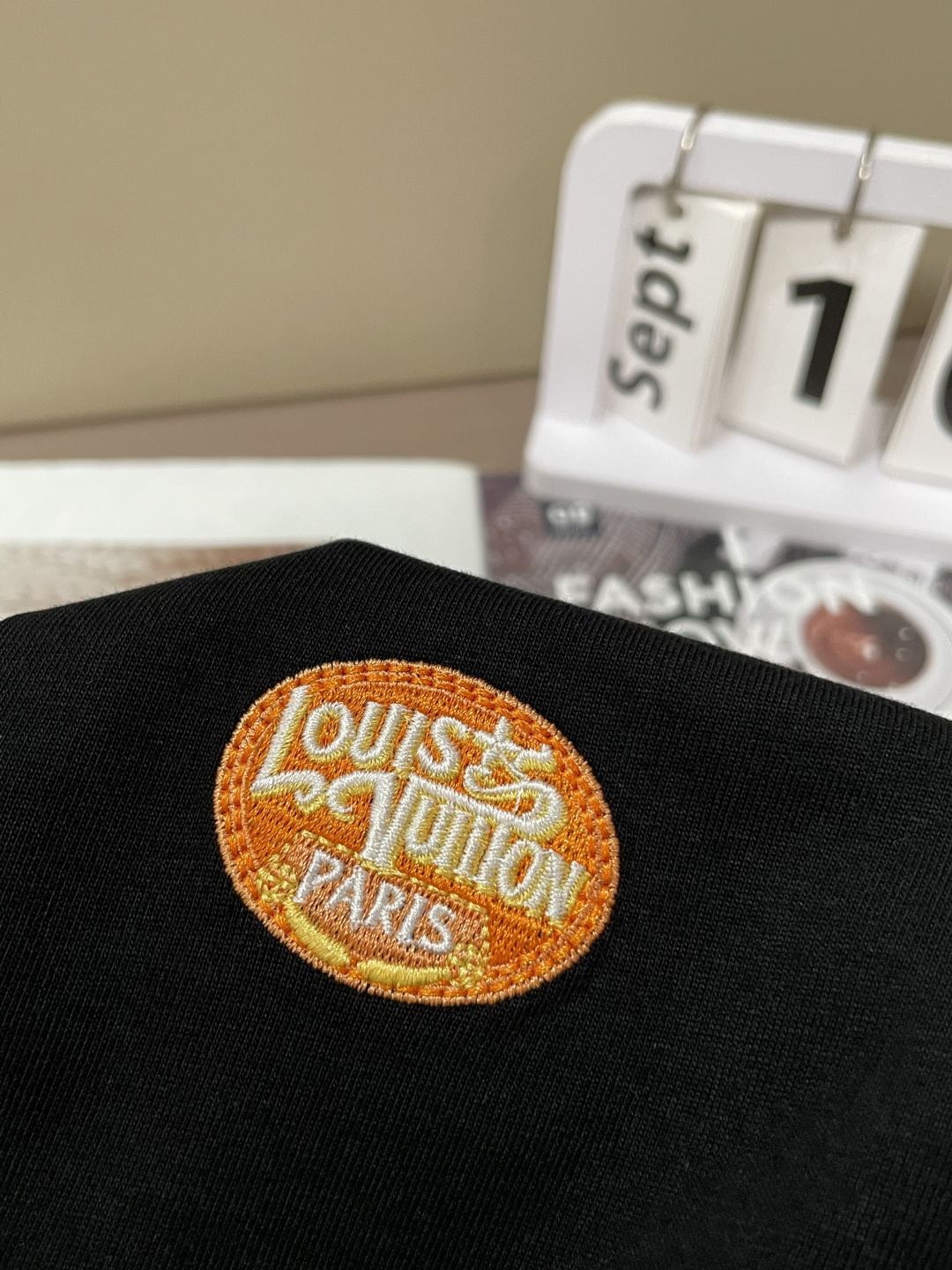 Lv 25s秋冬最新款圆领打底套头T恤 面料采用优质精梳棉，入手便知非常柔软，上身亲肤感 极好！舒适透气