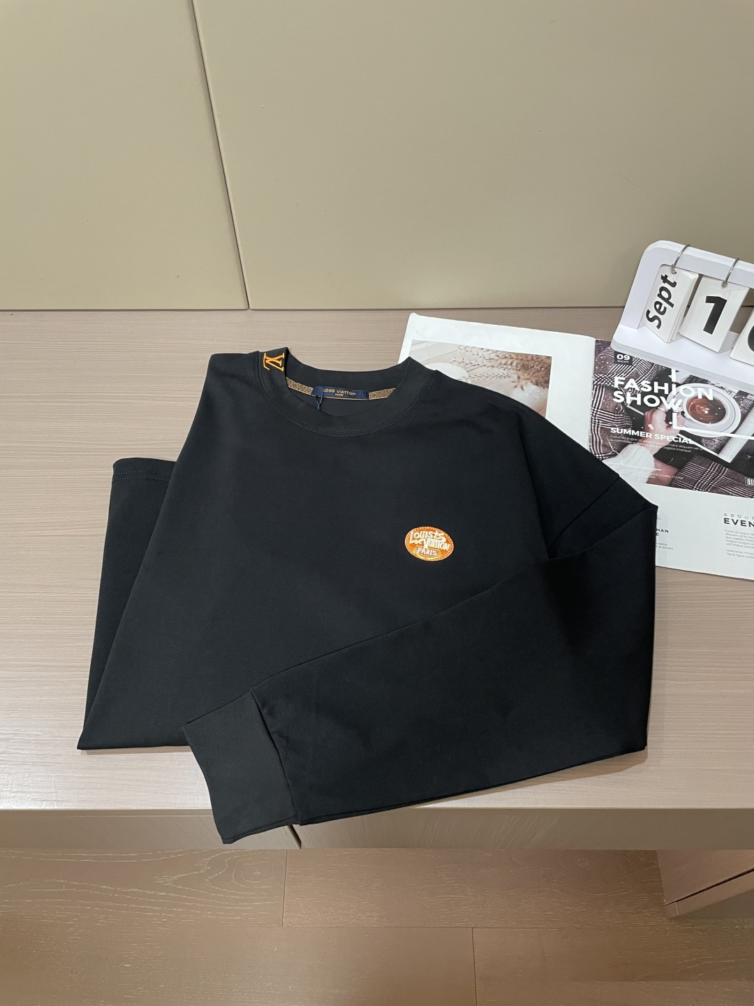 Lv 25s秋冬最新款圆领打底套头T恤 面料采用优质精梳棉，入手便知非常柔软，上身亲肤感 极好！舒适透气