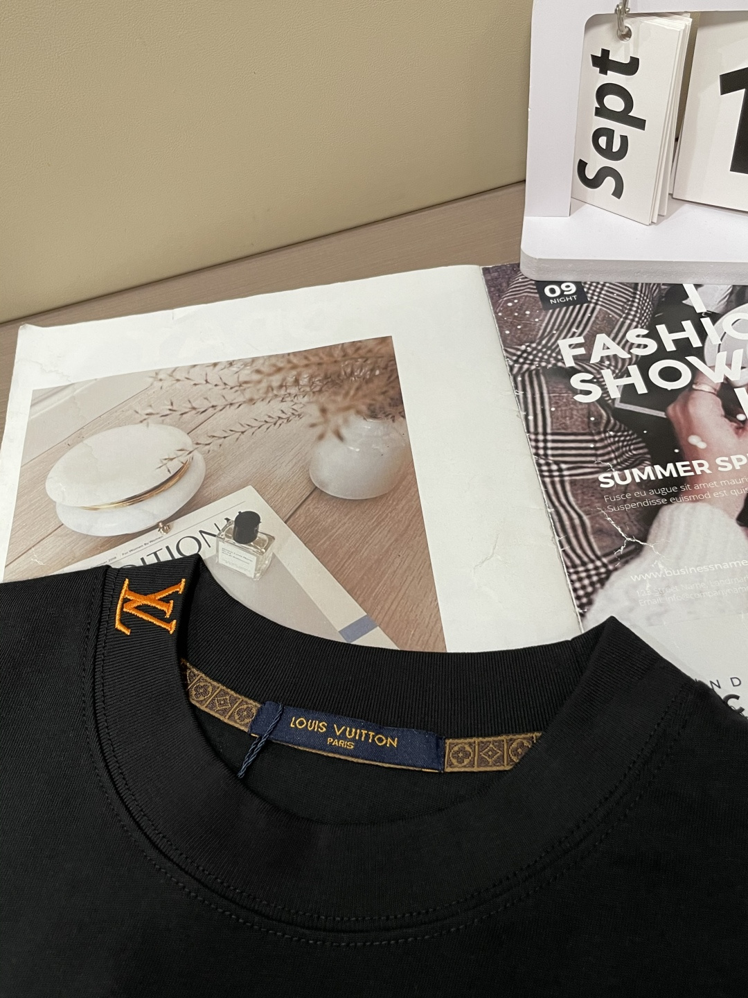 Lv 25s秋冬最新款圆领打底套头T恤 面料采用优质精梳棉，入手便知非常柔软，上身亲肤感 极好！舒适透气