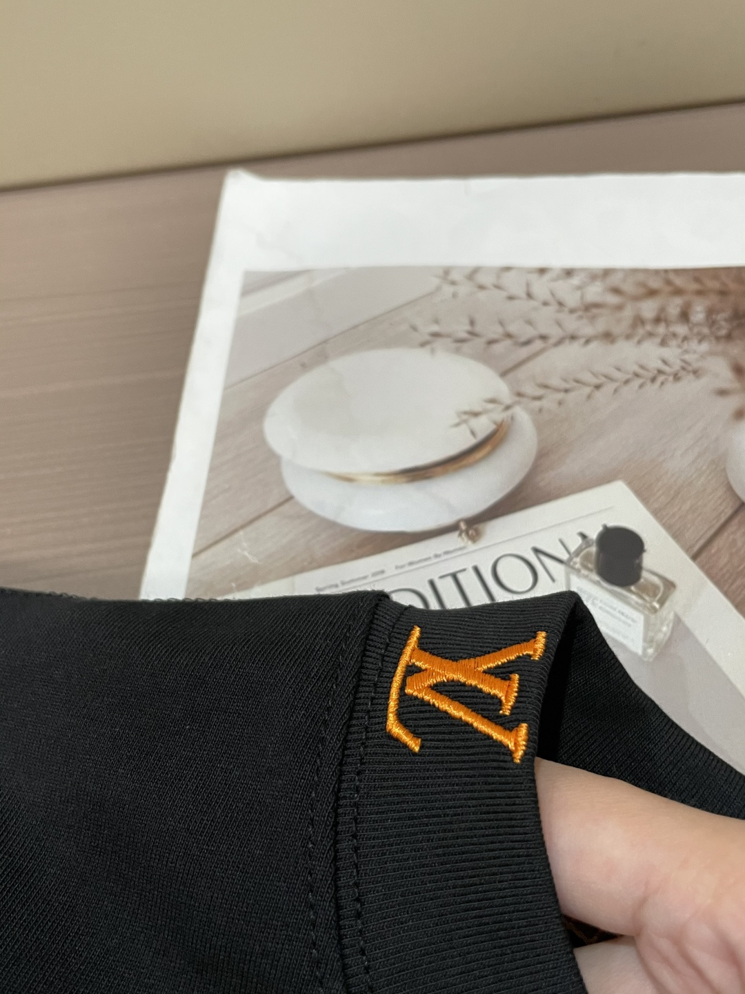 Lv 25s秋冬最新款圆领打底套头T恤 面料采用优质精梳棉，入手便知非常柔软，上身亲肤感 极好！舒适透气