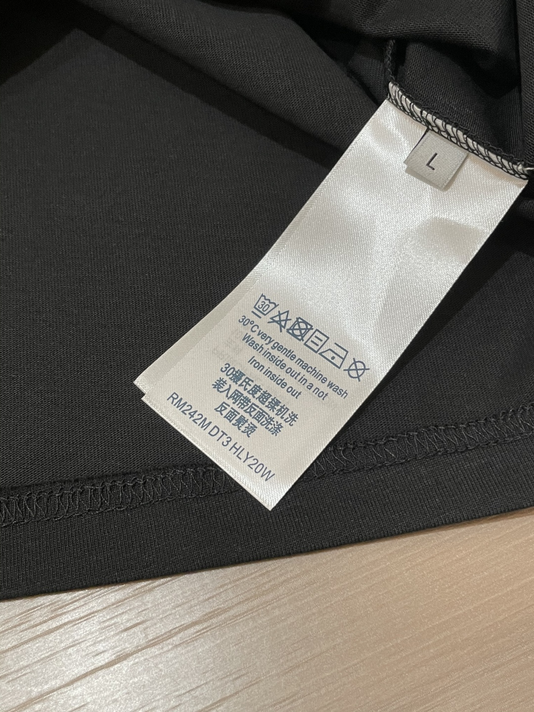 Lv 25s秋冬最新款圆领打底套头T恤 面料采用优质精梳棉，入手便知非常柔软，上身亲肤感 极好！舒适透气