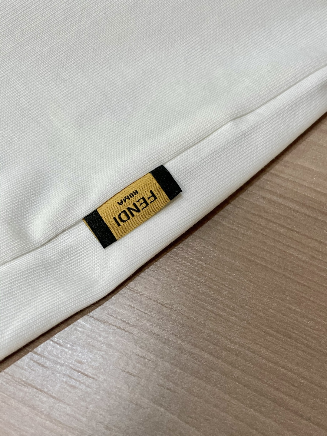 FD 25s秋冬最新款圆领打底套头T恤 面料采用优质精梳棉，入手便知非常柔软，上身亲肤感 极好！舒适透气