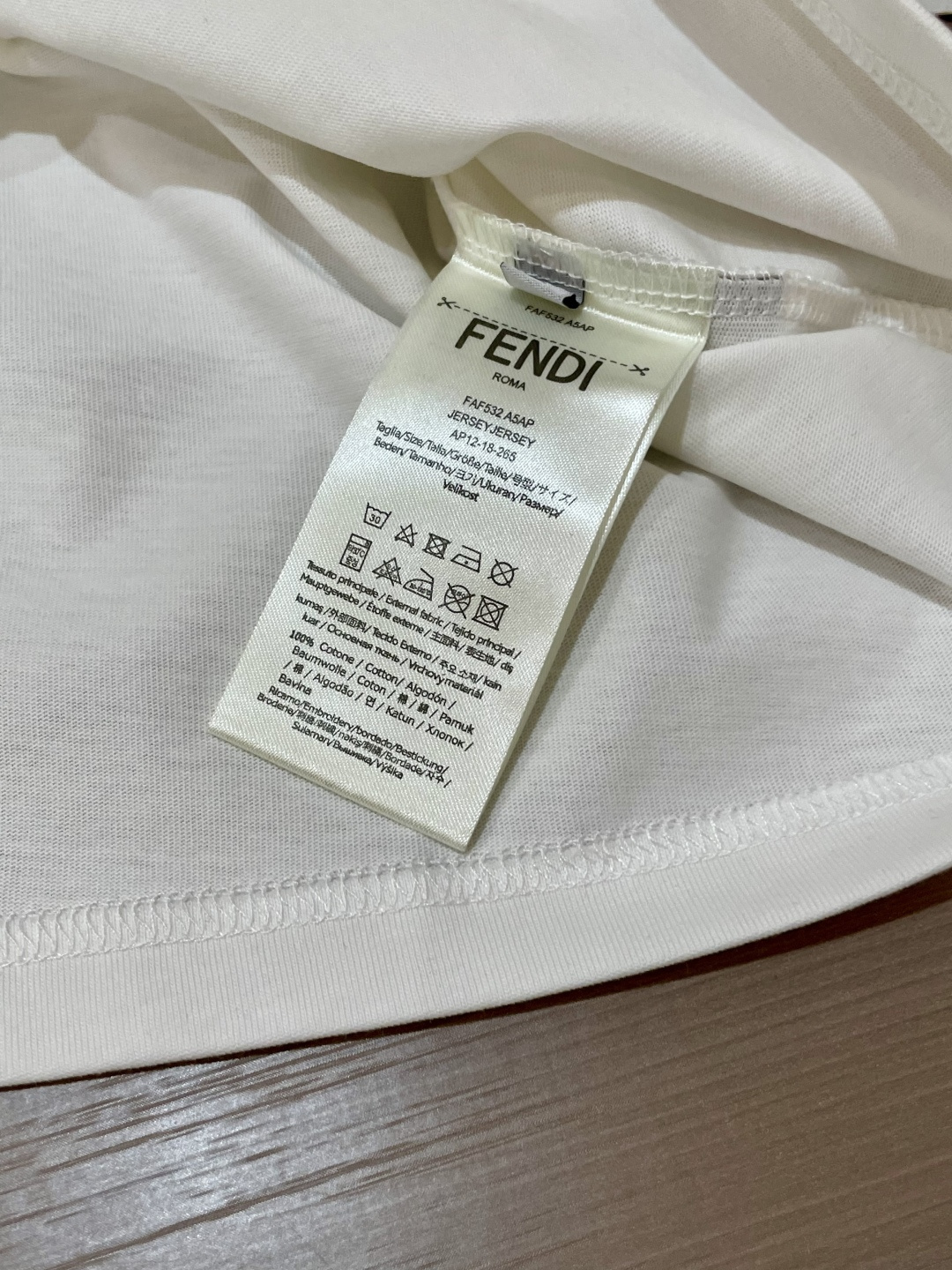 FD 25s秋冬最新款圆领打底套头T恤 面料采用优质精梳棉，入手便知非常柔软，上身亲肤感 极好！舒适透气