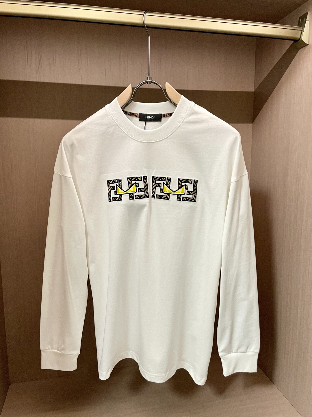 FD 25s秋冬最新款圆领打底套头T恤 面料采用优质精梳棉，入手便知非常柔软，上身亲肤感 极好！舒适透气