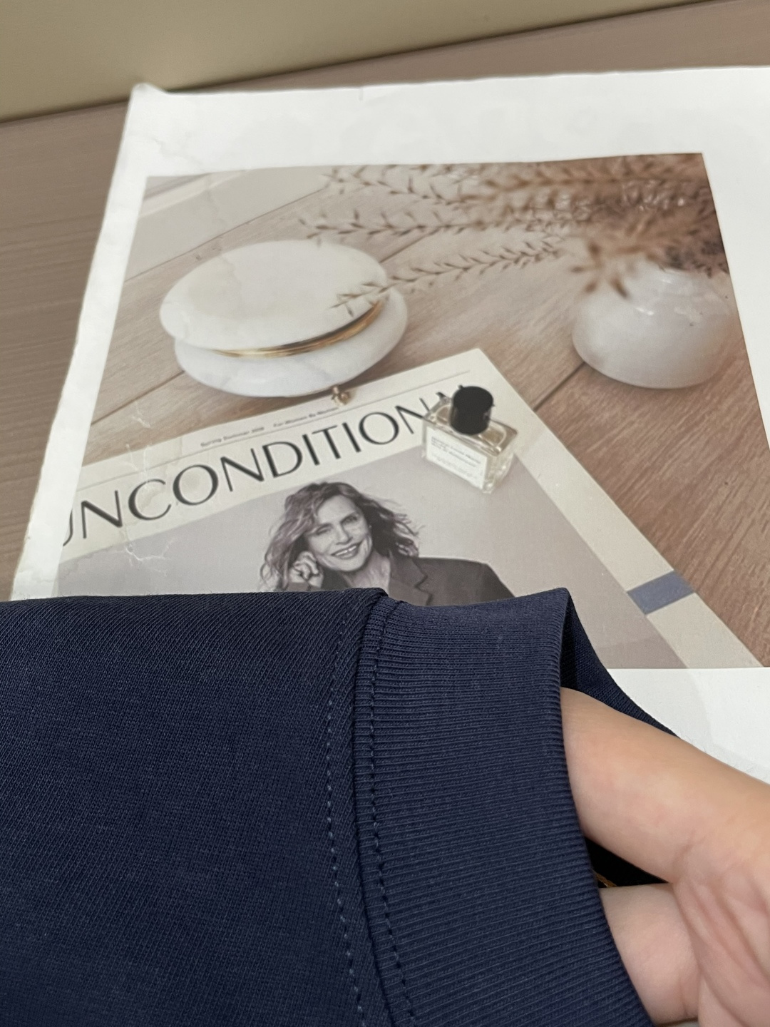 FD 25s秋冬最新款圆领打底套头T恤 面料采用优质精梳棉，入手便知非常柔软，上身亲肤感 极好！舒适透气