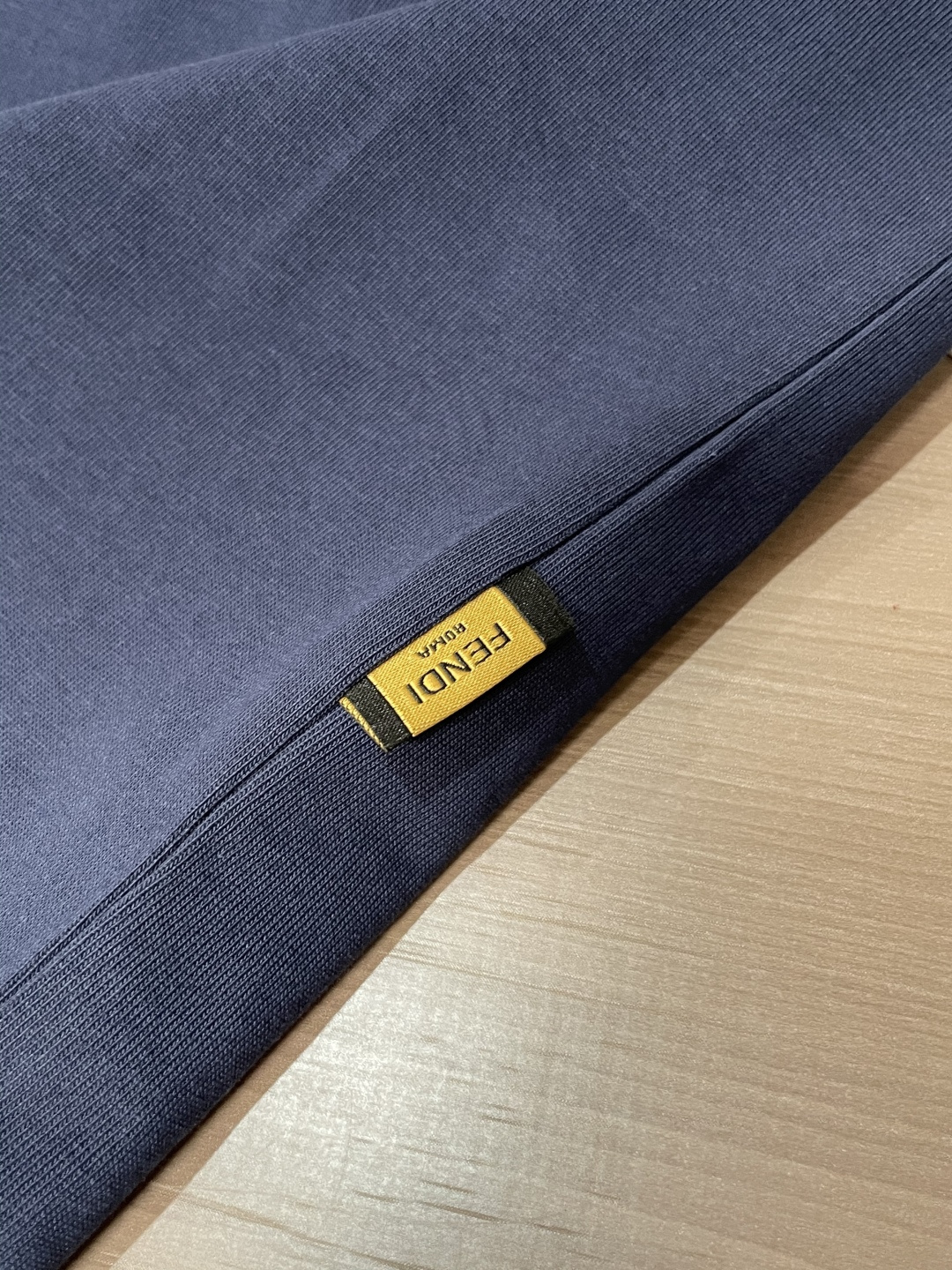 FD 25s秋冬最新款圆领打底套头T恤 面料采用优质精梳棉，入手便知非常柔软，上身亲肤感 极好！舒适透气