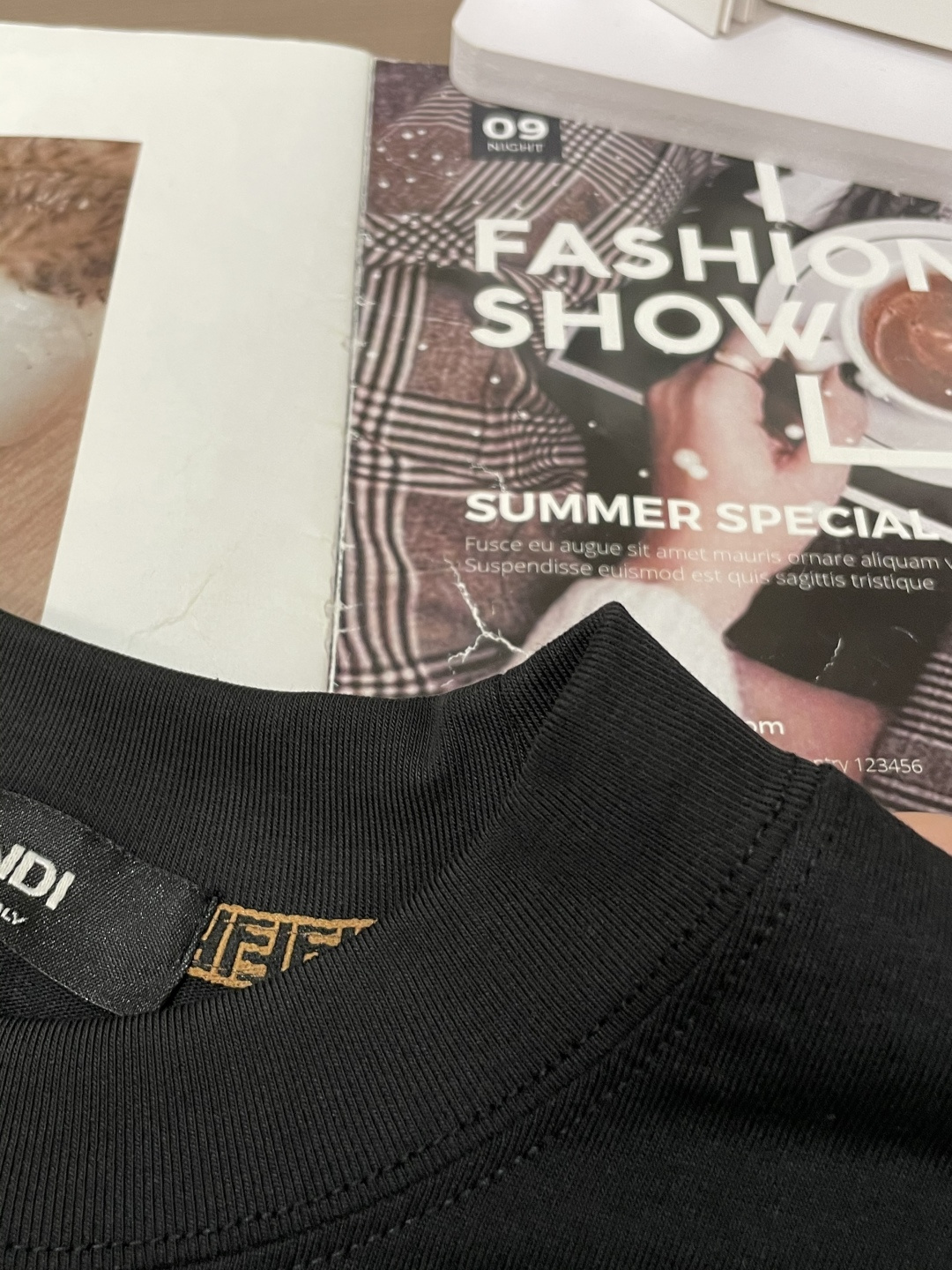 FD 25s秋冬最新款圆领打底套头T恤 面料采用优质精梳棉，入手便知非常柔软，上身亲肤感 极好！舒适透气