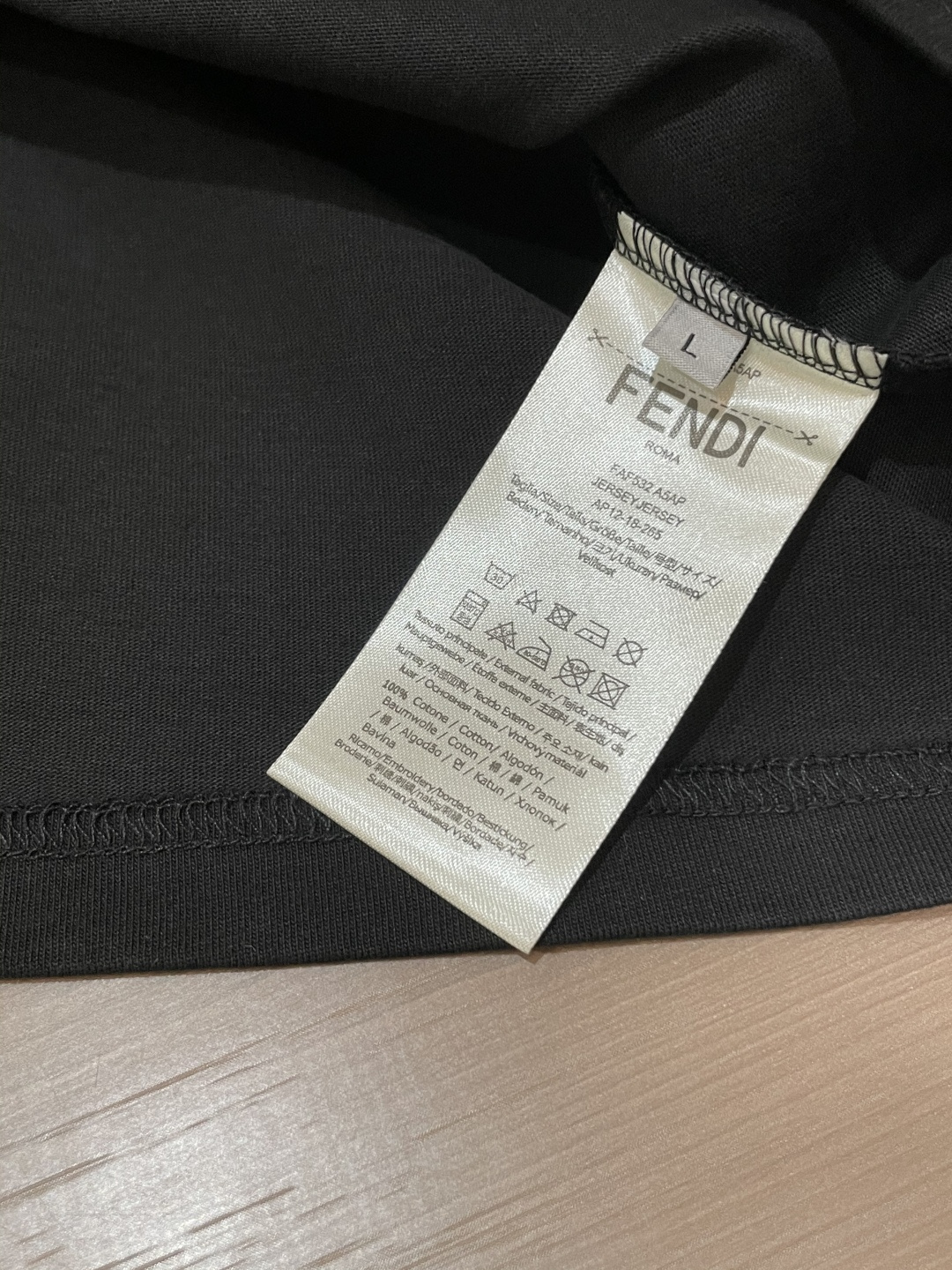 FD 25s秋冬最新款圆领打底套头T恤 面料采用优质精梳棉，入手便知非常柔软，上身亲肤感 极好！舒适透气