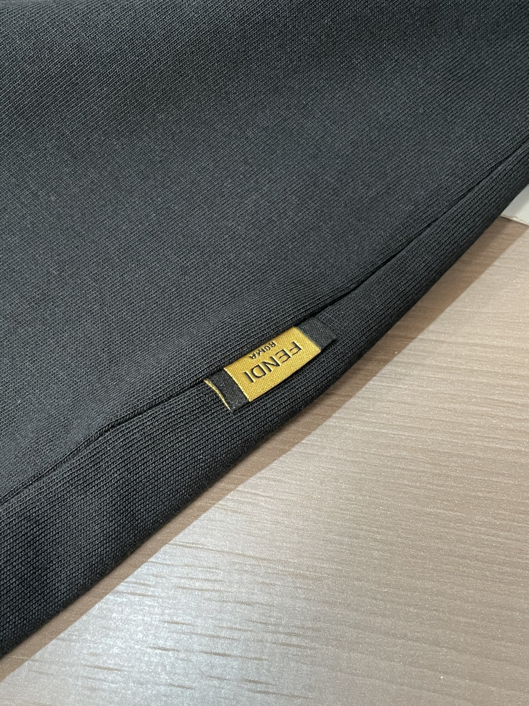 FD 25s秋冬最新款圆领打底套头T恤 面料采用优质精梳棉，入手便知非常柔软，上身亲肤感 极好！舒适透气