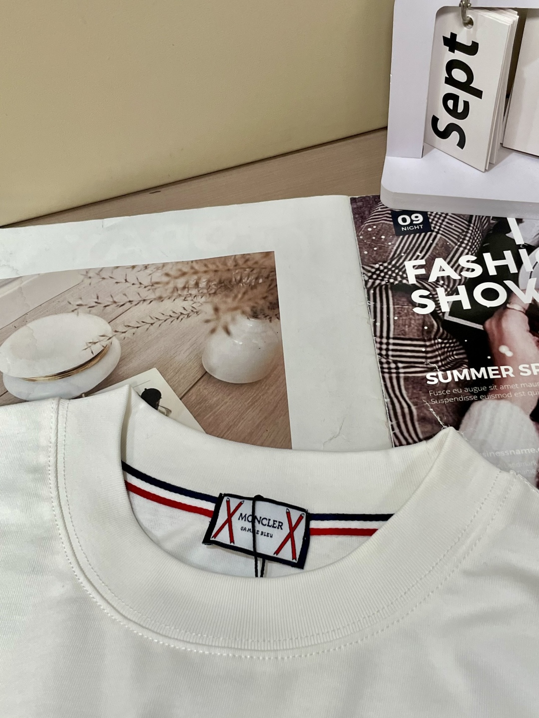 蒙口 25s秋冬最新款圆领打底套头T恤 面料采用优质精梳棉，入手便知非常柔软，上身亲肤感 极好！舒适透气