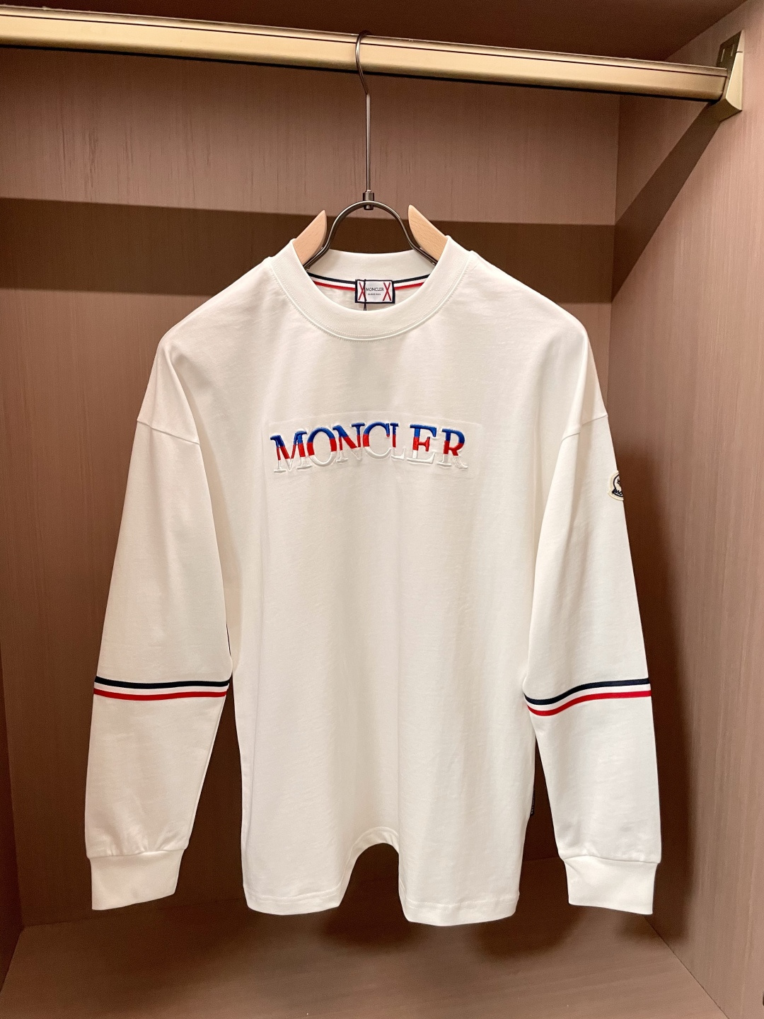 蒙口 25s秋冬最新款圆领打底套头T恤 面料采用优质精梳棉，入手便知非常柔软，上身亲肤感 极好！舒适透气