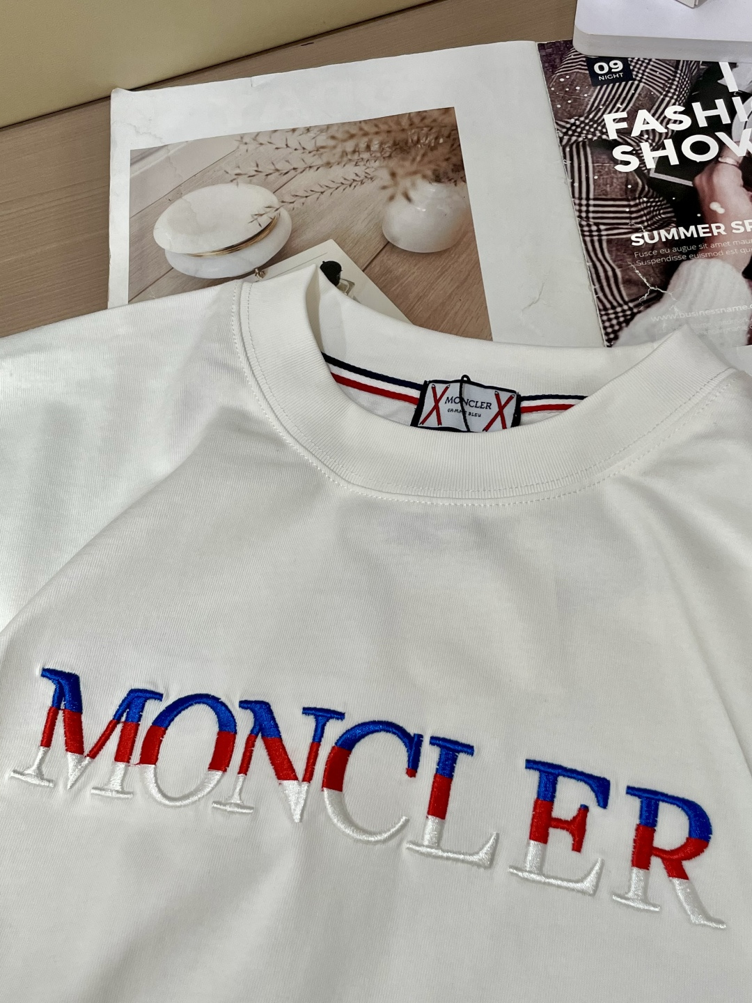 蒙口 25s秋冬最新款圆领打底套头T恤 面料采用优质精梳棉，入手便知非常柔软，上身亲肤感 极好！舒适透气