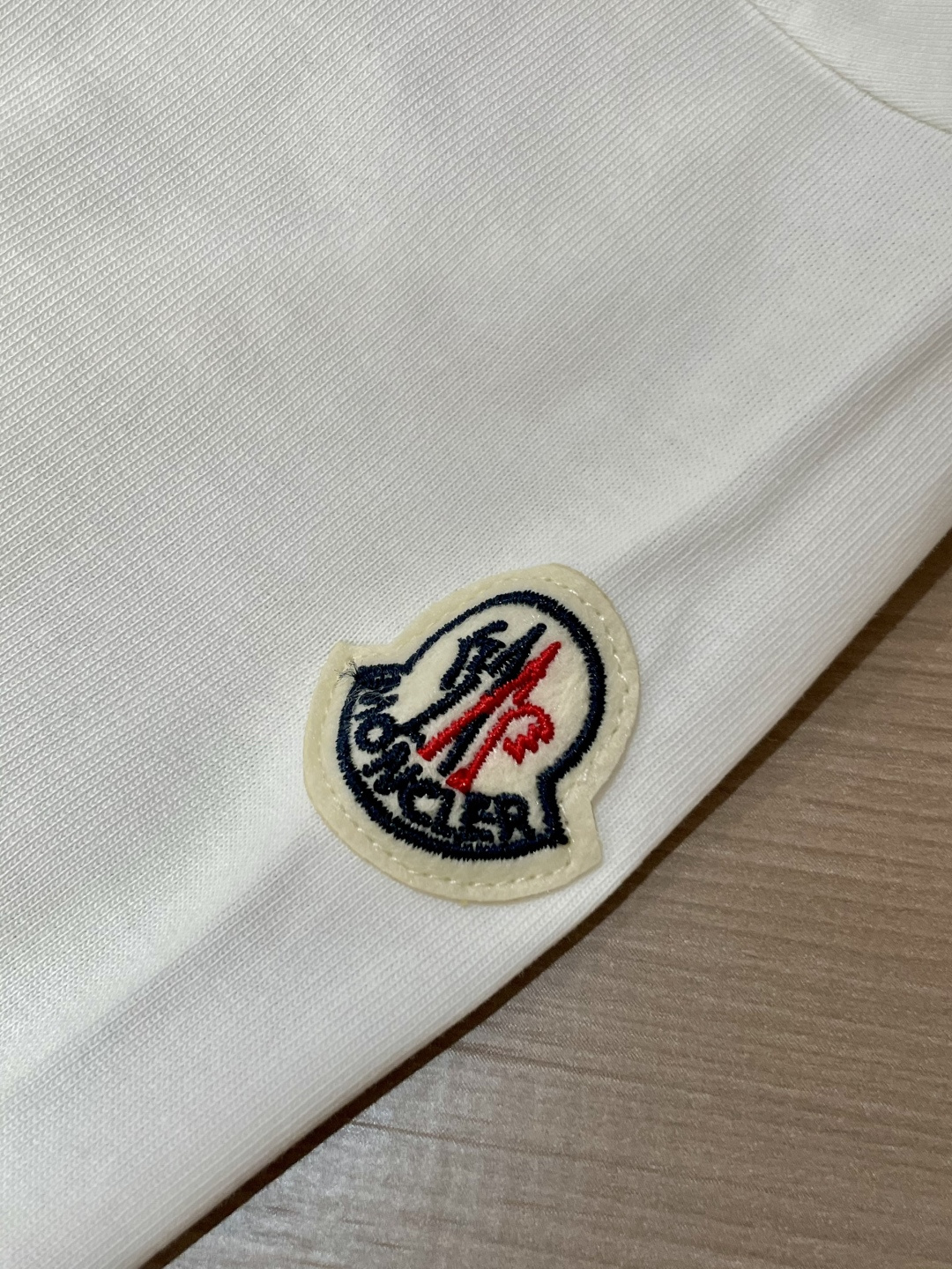 蒙口 25s秋冬最新款圆领打底套头T恤 面料采用优质精梳棉，入手便知非常柔软，上身亲肤感 极好！舒适透气