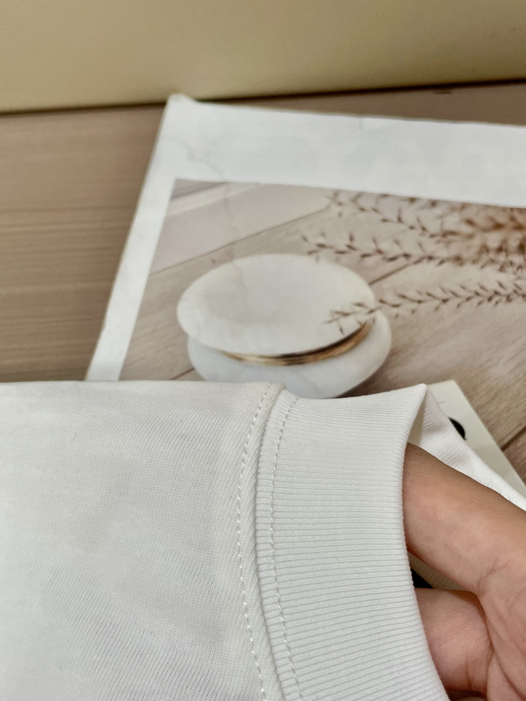 蒙口 25s秋冬最新款圆领打底套头T恤 面料采用优质精梳棉，入手便知非常柔软，上身亲肤感 极好！舒适透气