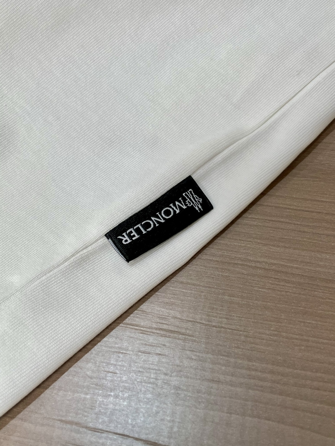 蒙口 25s秋冬最新款圆领打底套头T恤 面料采用优质精梳棉，入手便知非常柔软，上身亲肤感 极好！舒适透气