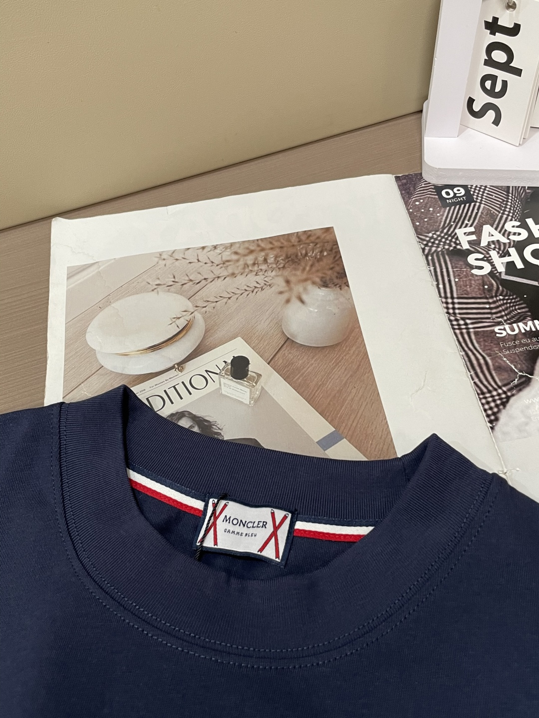 蒙口 25s秋冬最新款圆领打底套头T恤 面料采用优质精梳棉，入手便知非常柔软，上身亲肤感 极好！舒适透气