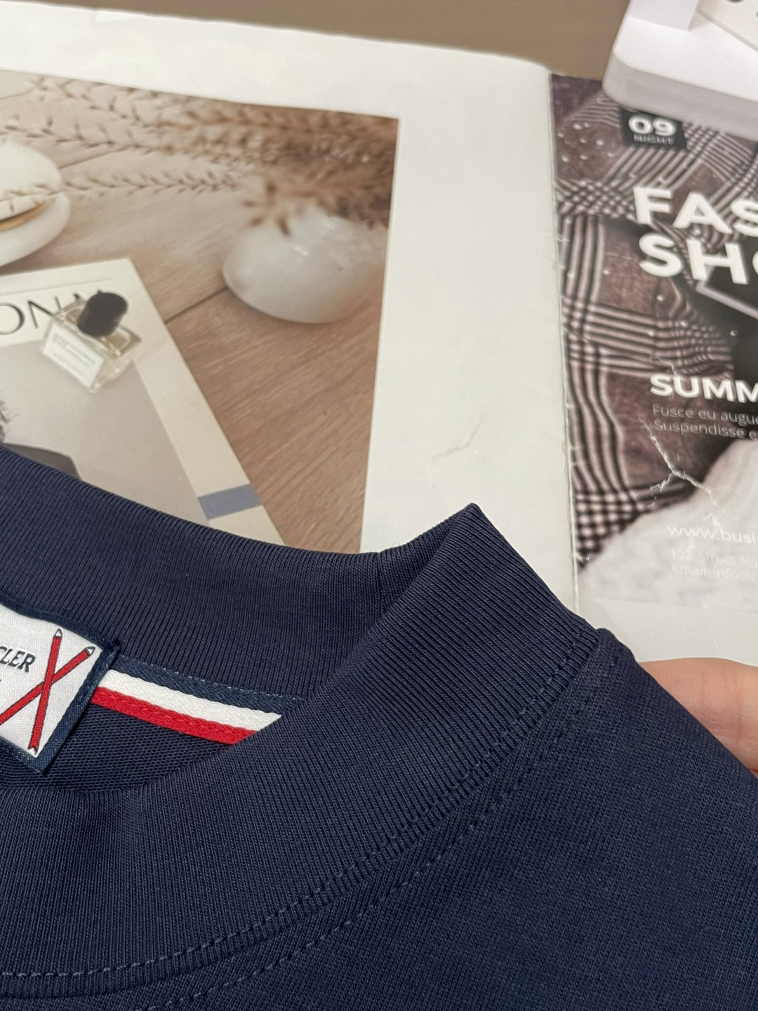 蒙口 25s秋冬最新款圆领打底套头T恤 面料采用优质精梳棉，入手便知非常柔软，上身亲肤感 极好！舒适透气