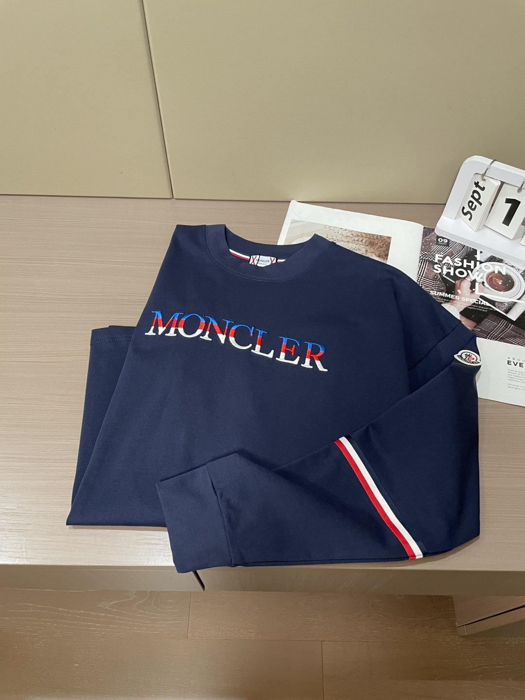 蒙口 25s秋冬最新款圆领打底套头T恤 面料采用优质精梳棉，入手便知非常柔软，上身亲肤感 极好！舒适透气