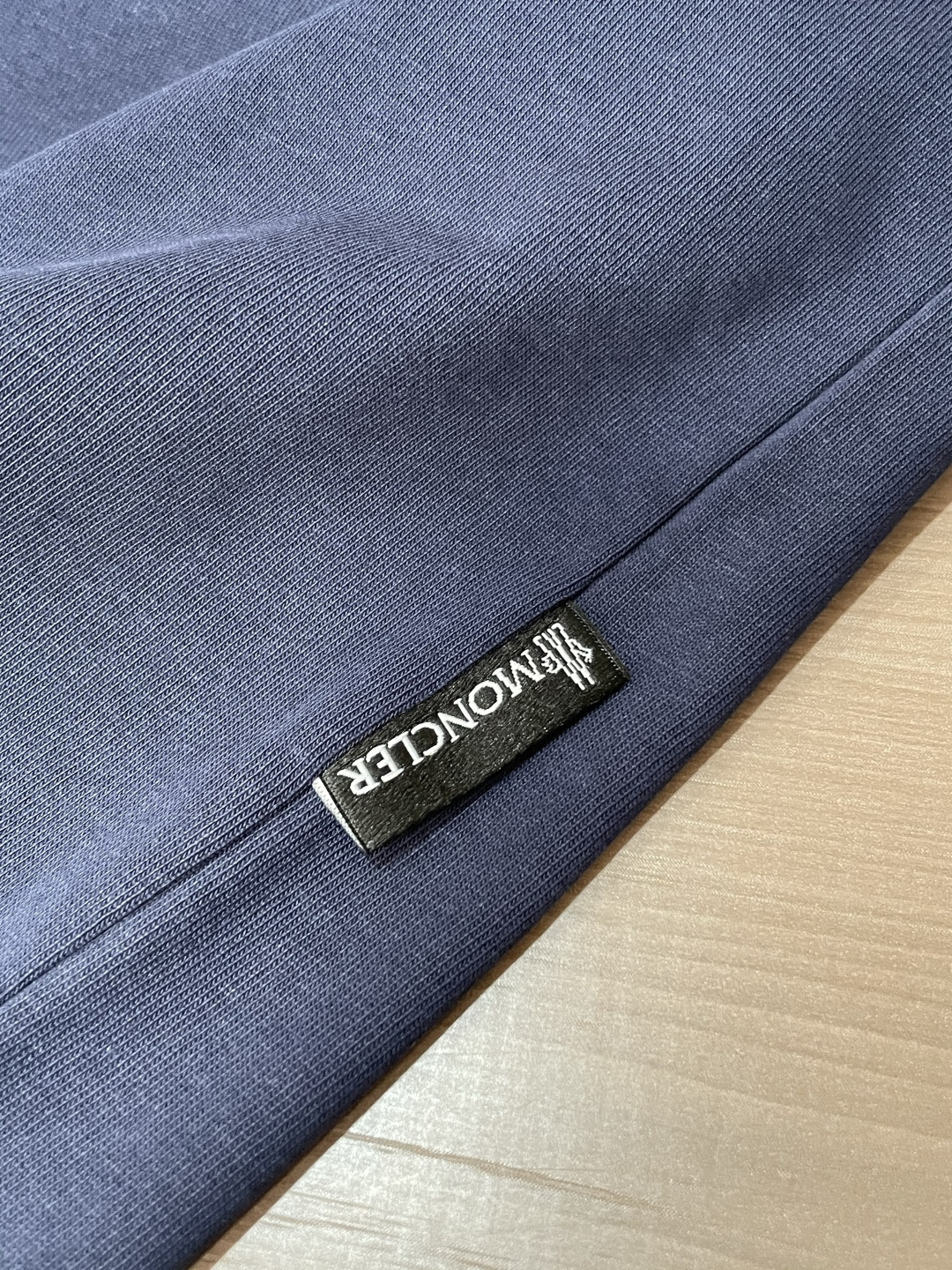 蒙口 25s秋冬最新款圆领打底套头T恤 面料采用优质精梳棉，入手便知非常柔软，上身亲肤感 极好！舒适透气