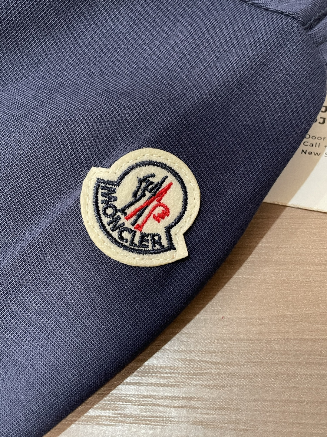 蒙口 25s秋冬最新款圆领打底套头T恤 面料采用优质精梳棉，入手便知非常柔软，上身亲肤感 极好！舒适透气