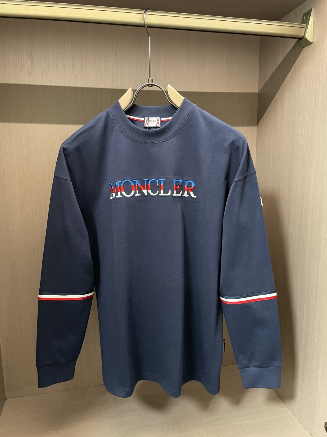 蒙口 25s秋冬最新款圆领打底套头T恤 面料采用优质精梳棉，入手便知非常柔软，上身亲肤感 极好！舒适透气