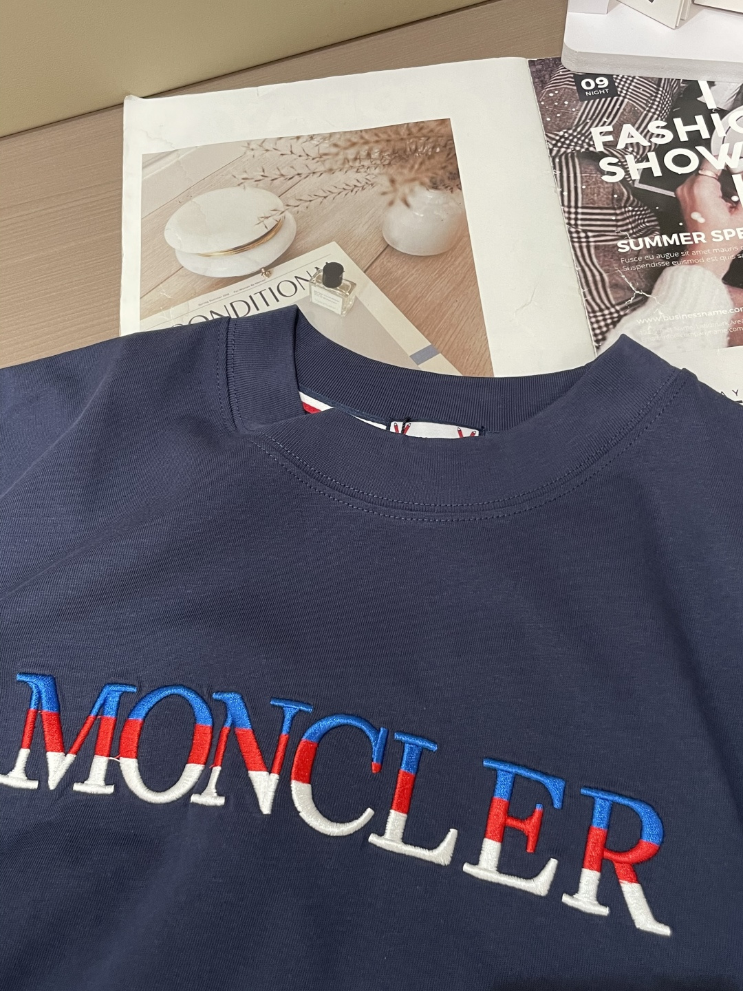 蒙口 25s秋冬最新款圆领打底套头T恤 面料采用优质精梳棉，入手便知非常柔软，上身亲肤感 极好！舒适透气